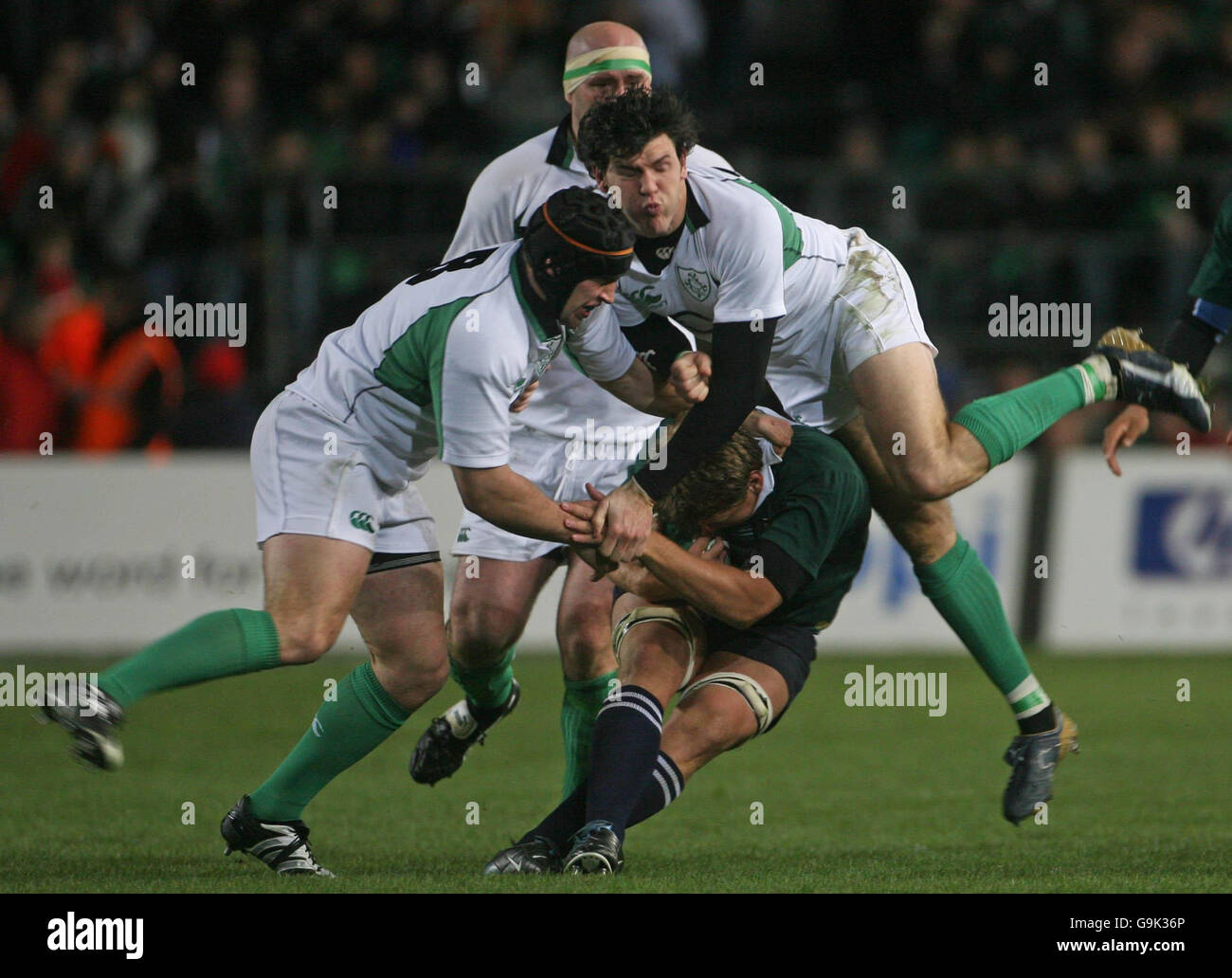 Juan Smith del Sud Africa è affrontato da Denis Leamy (a sinistra) e Marcus Horan (a destra) dell'Irlanda durante la partita internazionale a Lansdowne Road, Dublino. Foto Stock