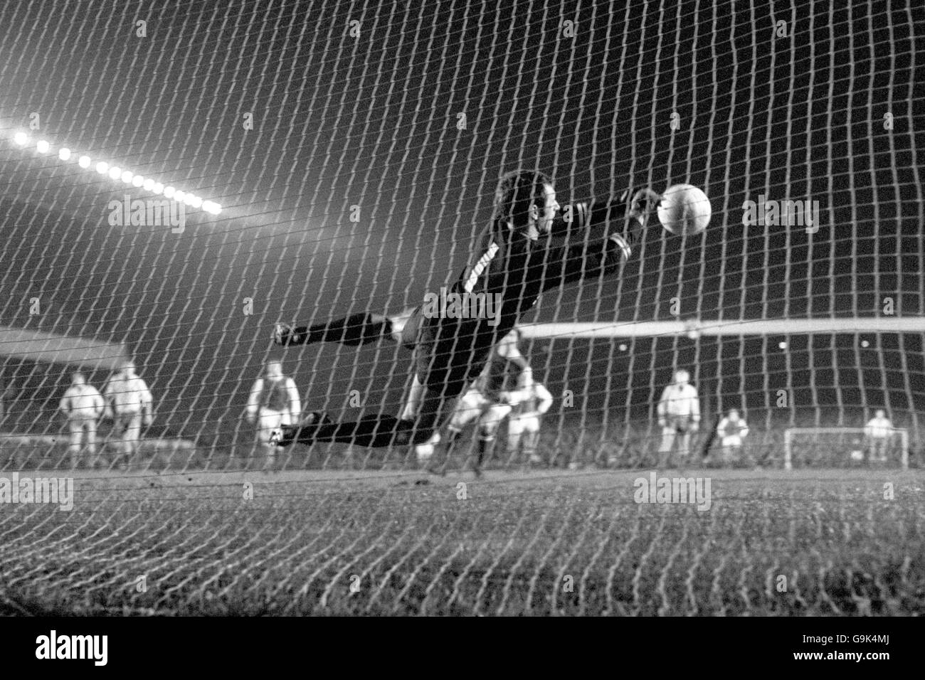 Il portiere Beveren Lukas Poklepovic salva una sanzione dalla storia di Peter dell'Arsenal (c, dietro il guardiano) Foto Stock