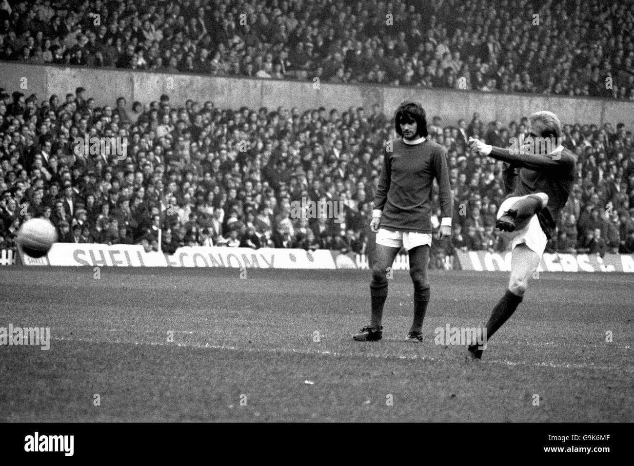 Calcio - Football League Divisione uno - Manchester United. George Best del Manchester United si presenta come il compagno di squadra Denis Law si schiaccia in un colpo durante il riscaldamento pre-partita Foto Stock