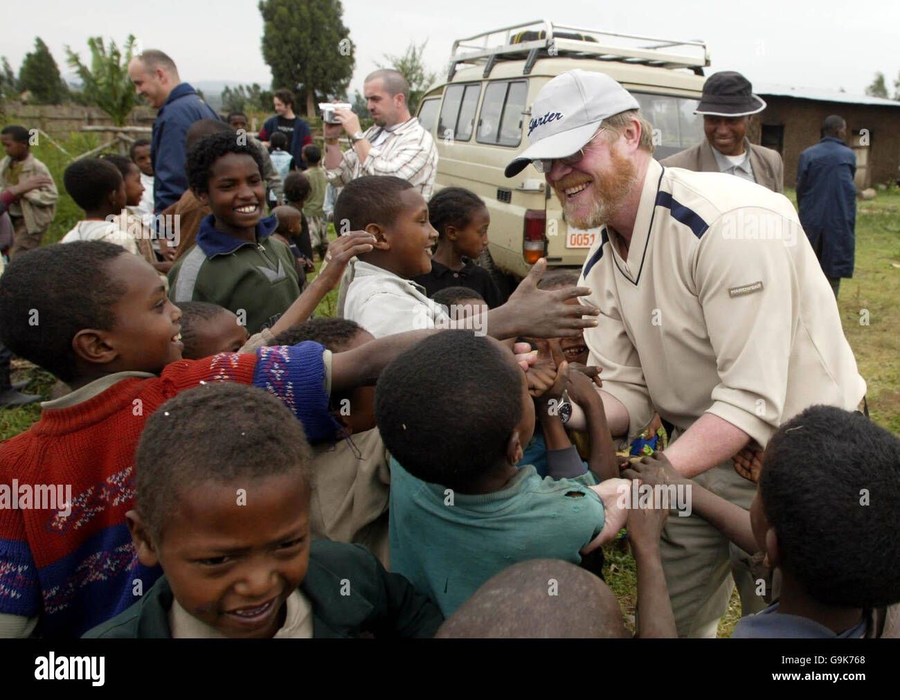 Foto non pubblicata del 2005 giugno del sacerdote De la Salle Fratel Tom Walsh salutò i bambini di Adaba, Etiopia meridionale, al completamento della loro nuova scuola, costruita con l'aiuto dei volontari irlandesi. Foto Stock