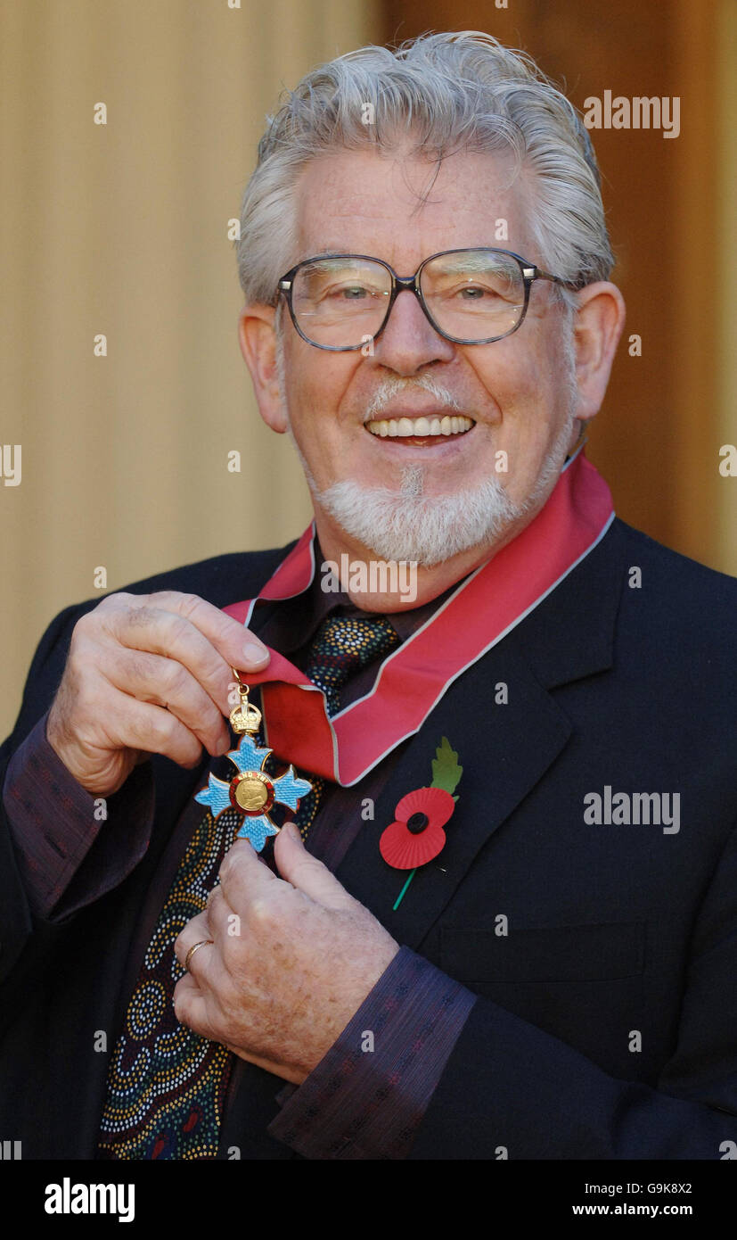 Rolf Harris, pittore e personalità mediatica australiana, con la sua CBE dopo averla raccolta dalla Principessa reale, che era in piedi per la Regina Elisabetta II, durante una cerimonia di investitura a Buckingham Palace, Londra oggi. Foto Stock
