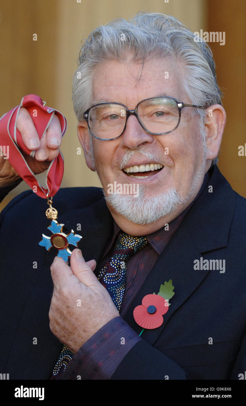 Rolf Harris, pittore e personalità mediatica australiana, con la sua CBE dopo averla raccolta dalla Principessa reale, che era in piedi per la Regina Elisabetta II, durante una cerimonia di investitura a Buckingham Palace, Londra oggi. Foto Stock