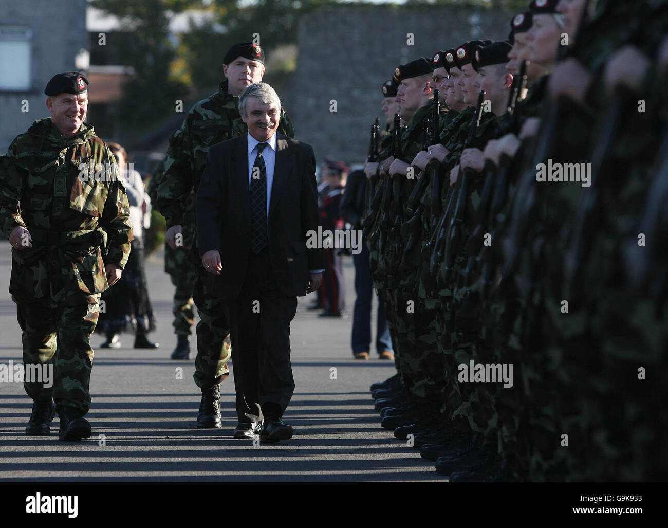 I membri del 96esimo Battaglione di fanteria delle forze di difesa irlandesi sfilano davanti al ministro della Difesa Willie o'Dea alle caserme di Costume nella contea di Athlone, West Meath. Foto Stock