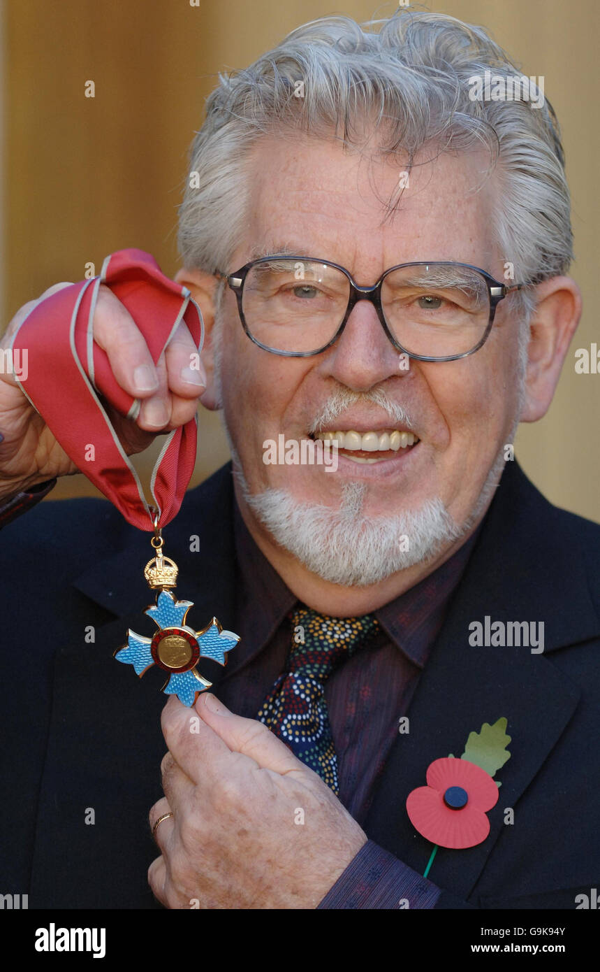 Personalità mediatica australiana e pittore Rolf Harris con la sua CBE dopo averla raccolta dalla principessa Anna, la principessa reale, che era in piedi per la regina Elisabetta II in una cerimonia di investitura a Buckingham Palace, Londra. Foto Stock