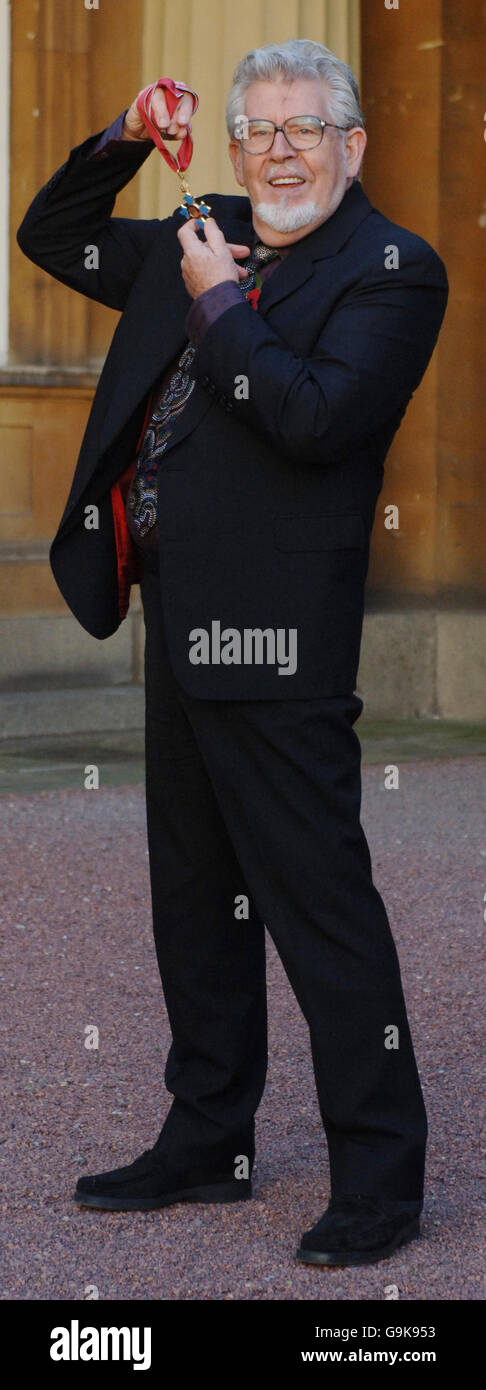 Personalità mediatica australiana e pittore Rolf Harris con la sua CBE dopo averla raccolta dalla principessa Anna, la principessa reale, che era in piedi per la regina Elisabetta II in una cerimonia di investitura a Buckingham Palace, Londra. Foto Stock