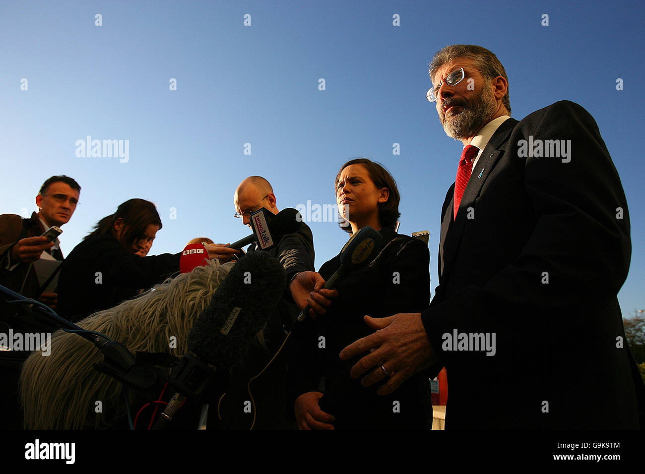 Mary Lou McDonald e Gerry Adams dopo un incontro al Great Southern Hotel Dublin. Foto Stock