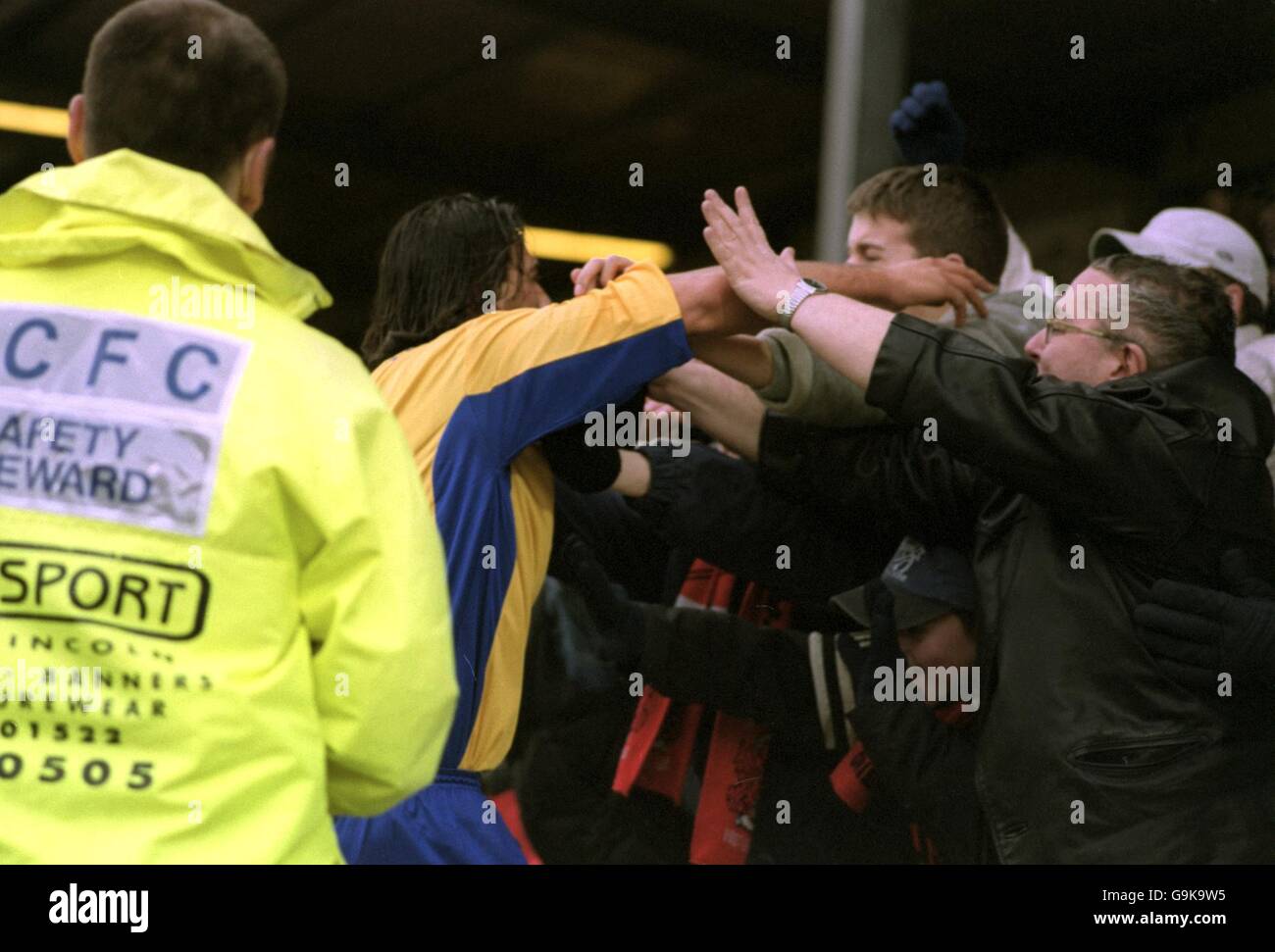Calcio - Nationwide League Division tre - Lincoln City / Leyton Orient. Lorenzo Pinamonte di Leyton Orient festeggia il traguardo vincente con i tifosi Foto Stock