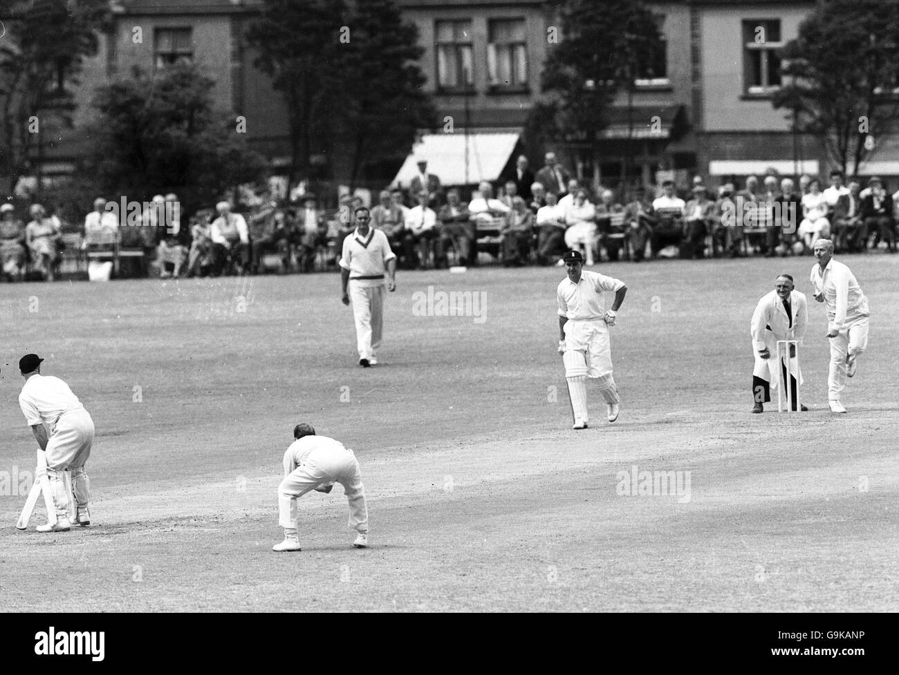 Cricket - Surrey. Bowling Tony Lock di Surrey Foto Stock