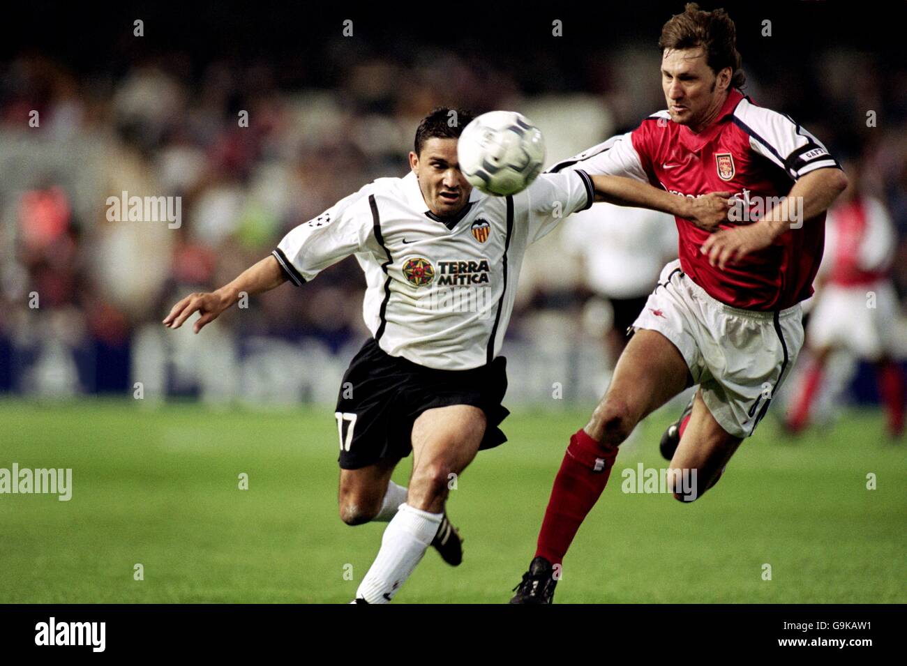 Tony Adams (r) di Arsenal e Juan Sanchez (l) di Valencia per la sfera Foto Stock