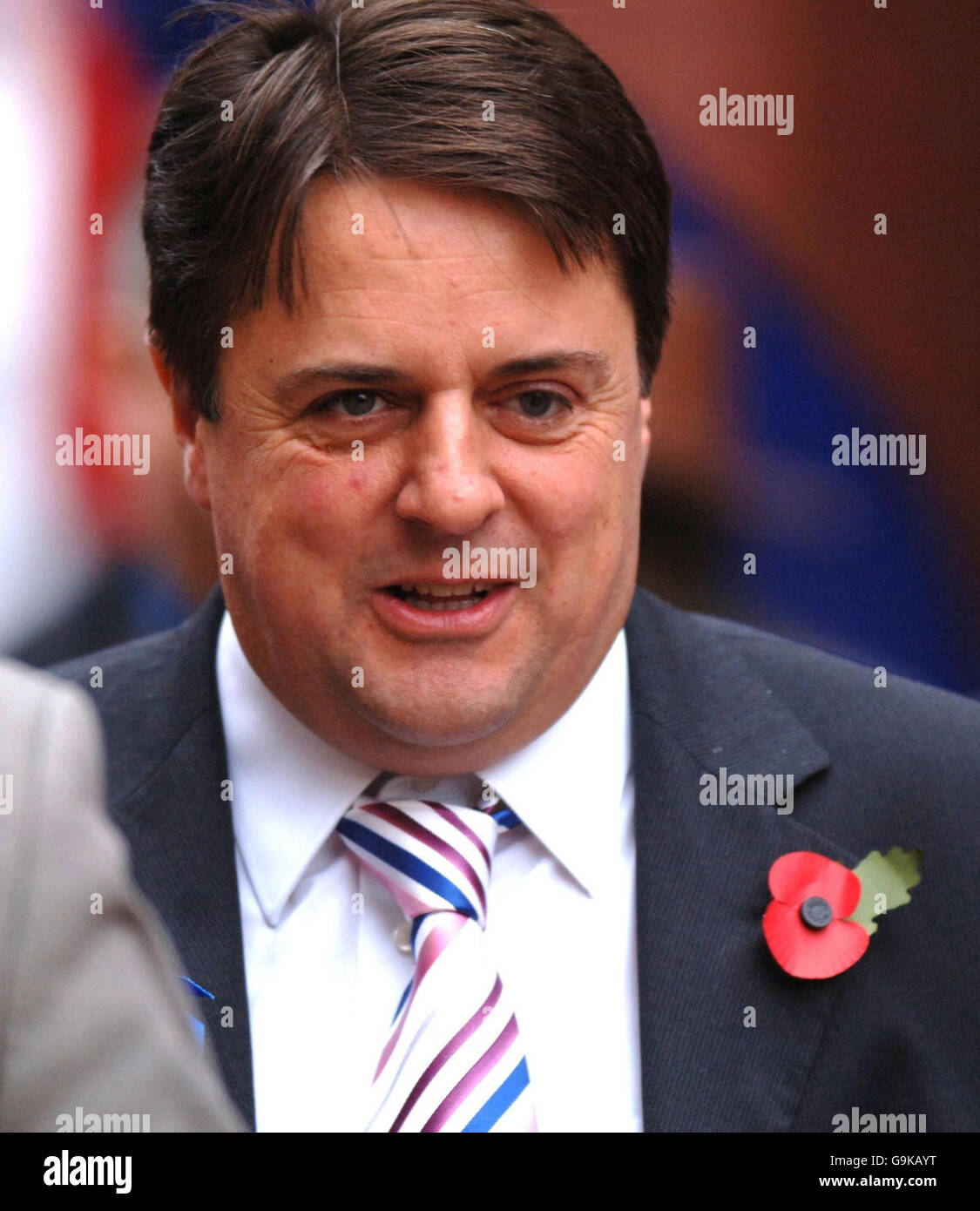 Il leader del BNP Nick Griffin arriva al Leeds Crown Court, dove la giuria che lo sta provando con accuse di odio razziale continuerà oggi a deliberare. Foto Stock