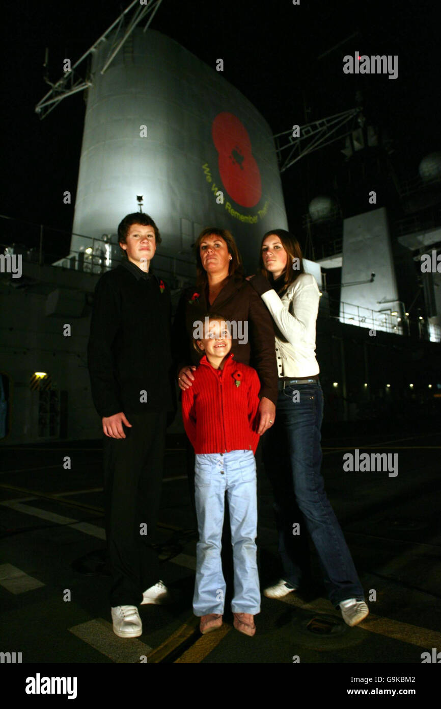 Elizabeth Chapman si trova sul ponte di volo di HMS Illustrious con le sue figlie Chloe, 16 anni, Georgina, 8 anni, e suo figlio ben, 13 anni, mentre la portaerei attracca a Greenwich, Londra. Foto Stock