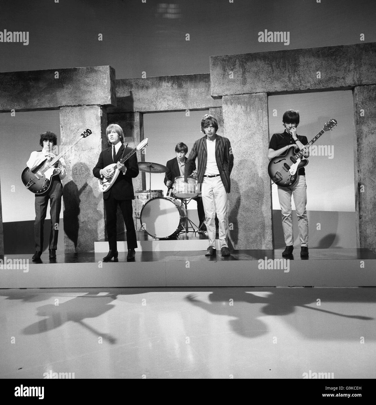 Un'ambientazione di Stonehenge per il gruppo pop The Rolling Stones mentre registrano al Teddington Studios della ABC Television, Middlesex per il programma televisivo "Thank Your Lucky Stars". (Da sinistra a destra: Bill Wyman, Brian Jones, Charlie Watts, Mick Jagger e Keith Richards). Foto Stock