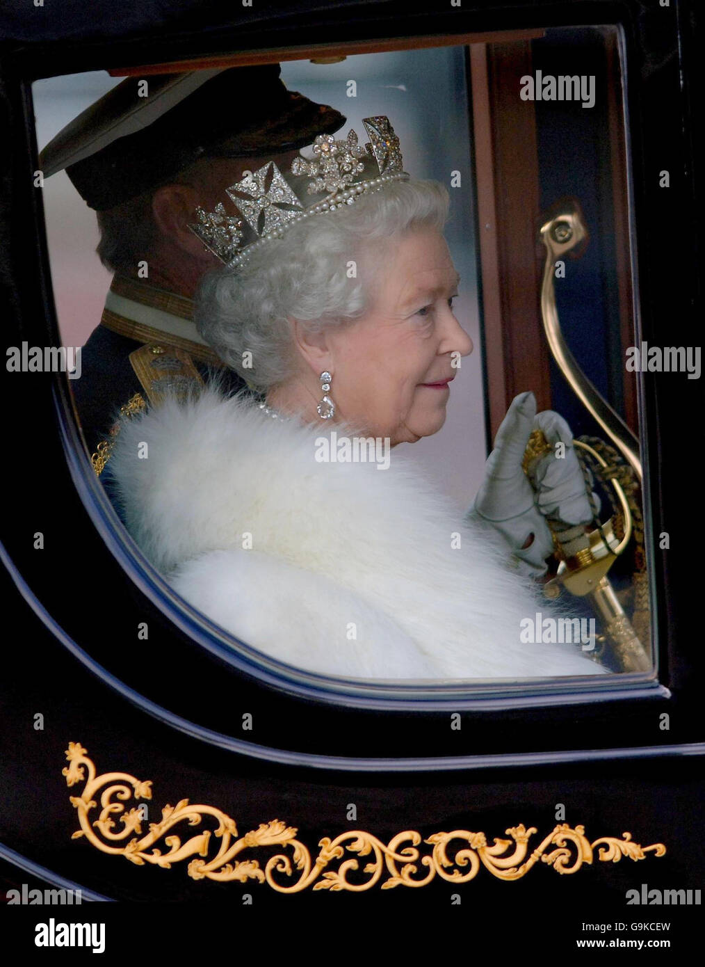 La Regina Elisabetta II parte da Buckingham Palace, Londra per l'apertura di Stato delle Case del Parlamento. Foto Stock