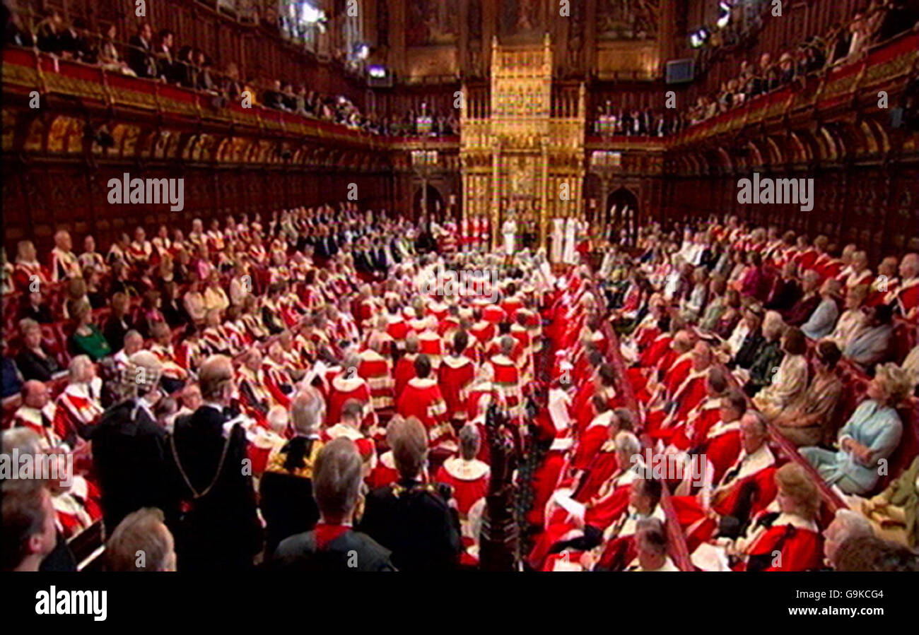 I Signori ascoltano la Regina Elisabetta II ha letto il discorso della Regina all'apertura di Stato del Parlamento nella Camera dei Lord, Londra. Foto Stock