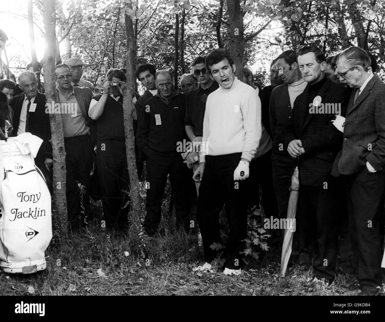 Tony Jacklin medina un colpo dal groviglio Foto Stock