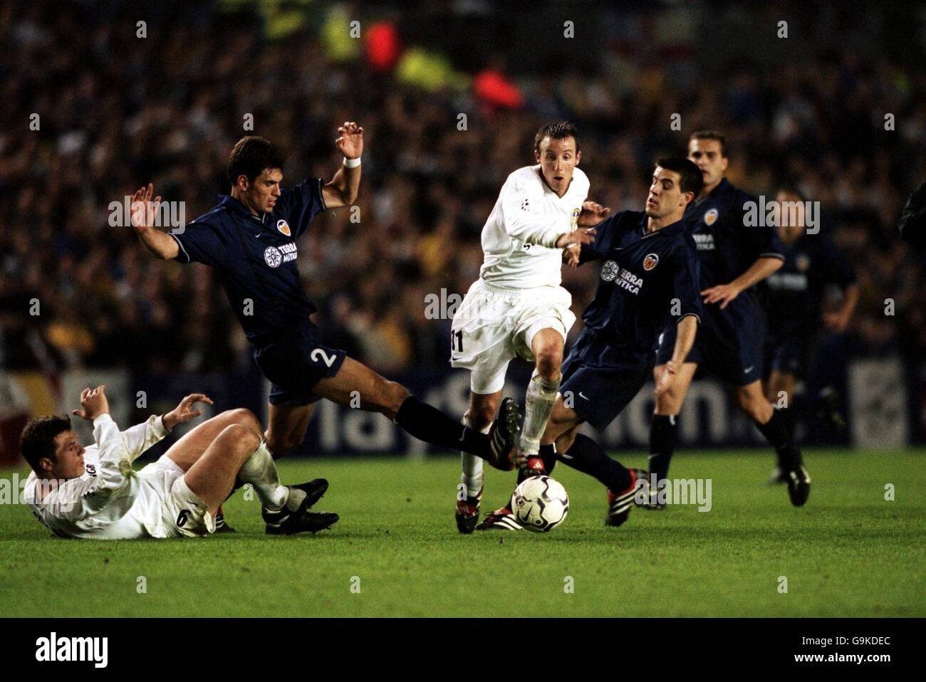 Lee Bowyer di Leeds United supera il Mauricio Pellegrino di Valencia e. David Albelda Foto Stock