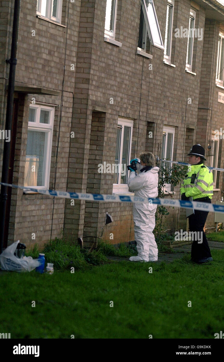 Un ufficiale di forense e un ufficiale di polizia assistono all'indomani di una tragica offuscata in Dupont Gardens, New Parks, Leicester. Premere Associazione foto. Data immagine: Sabato 18 novembre 2006. La polizia ha lanciato oggi un'indagine importante sulle morti sospette di una madre e dei suoi due figli dopo un incendio di casa. La donna di 27 anni, la figlia di cinque anni e il figlio di tre anni furono trovati morti dopo la Blaze. Vedere PA storia POLIZIA fuoco. Il credito fotografico dovrebbe leggere: Alex Hannam/PA Foto Stock