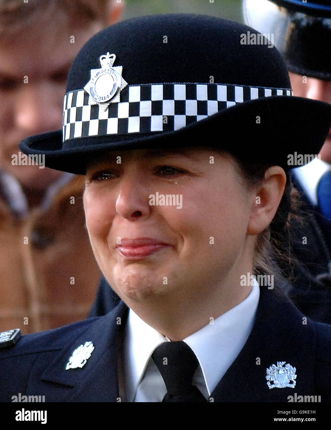 WPC Teresa Milburn durante un servizio commemorativo per il collega ufficiale Sharon Beshenivsky a Bradford. Foto Stock