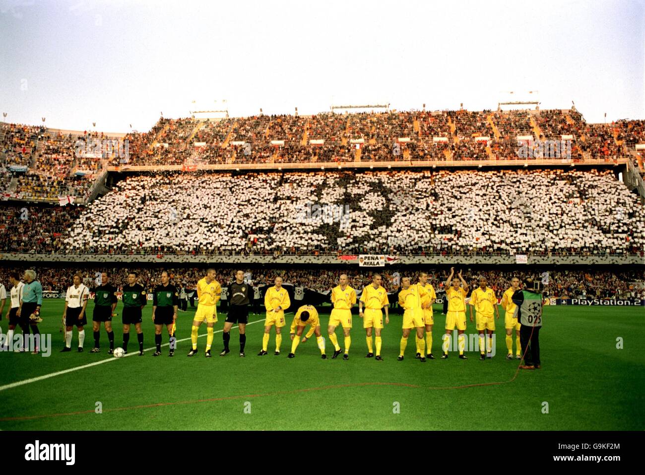 Calcio - UEFA Champions League - semifinale seconda tappa - Valencia / Leeds United. I fan di Valencia riproducono il logo Champions League mentre le squadre si allineano Foto Stock