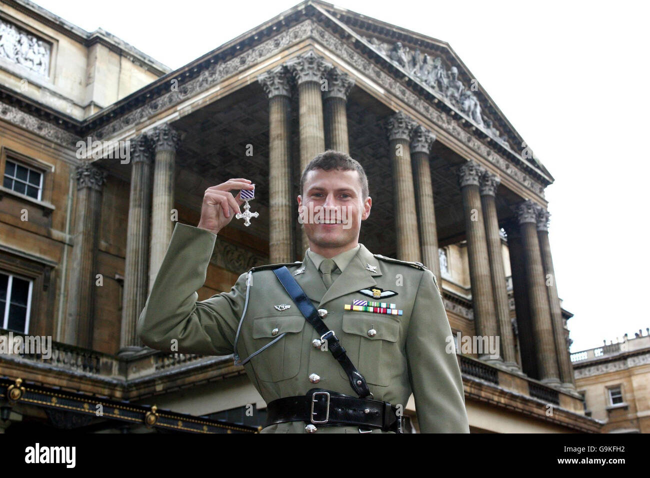 Il maggiore Scott Watkins dell'Australian Army Aviation Corps mostra con orgoglio la sua distinta Flying Cross a Buckingham Palace, nel centro di Londra. Foto Stock