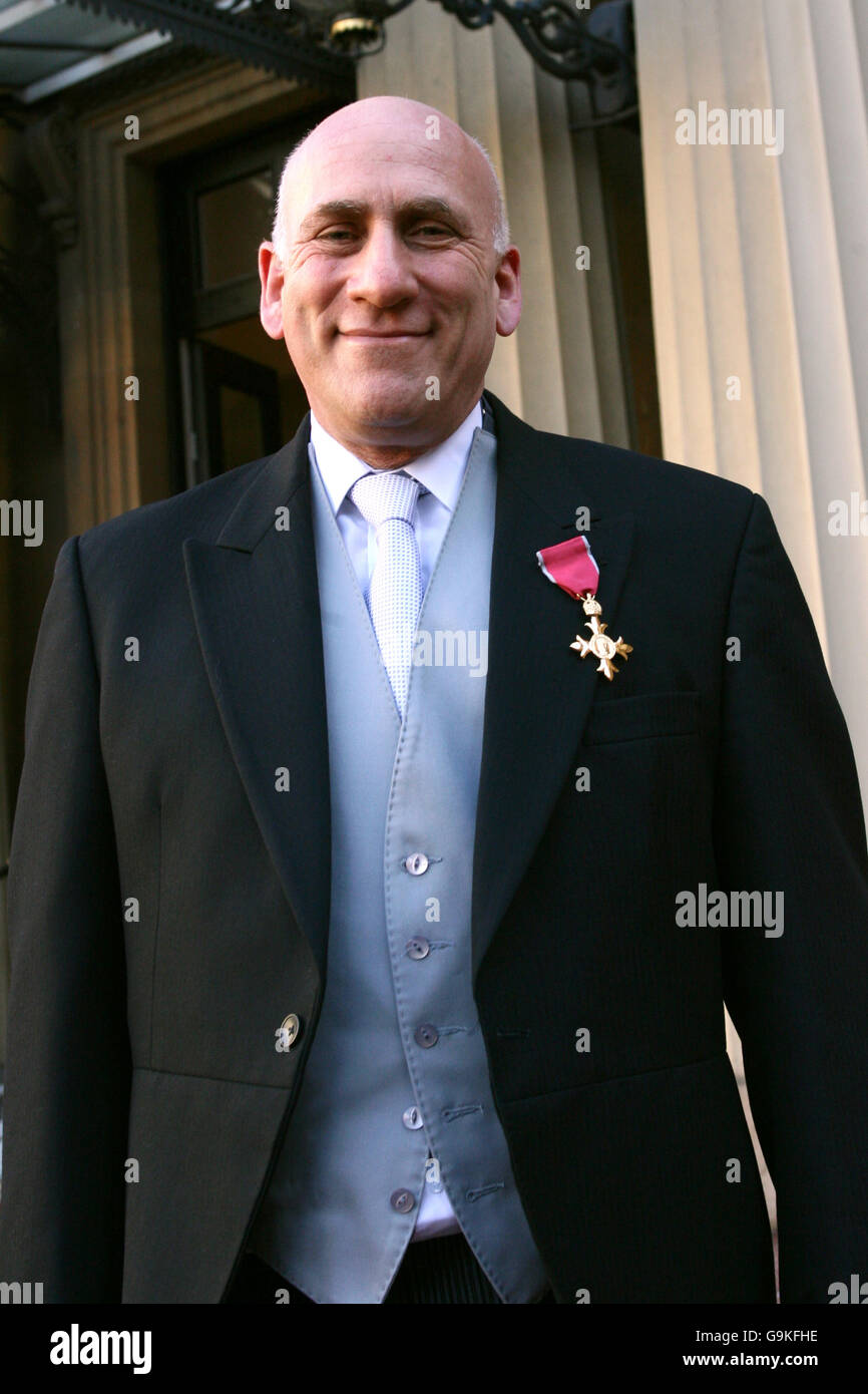 Neil Franklin mostra con orgoglio la sua OBE a Buckingham Palace, nel centro di Londra. Foto Stock