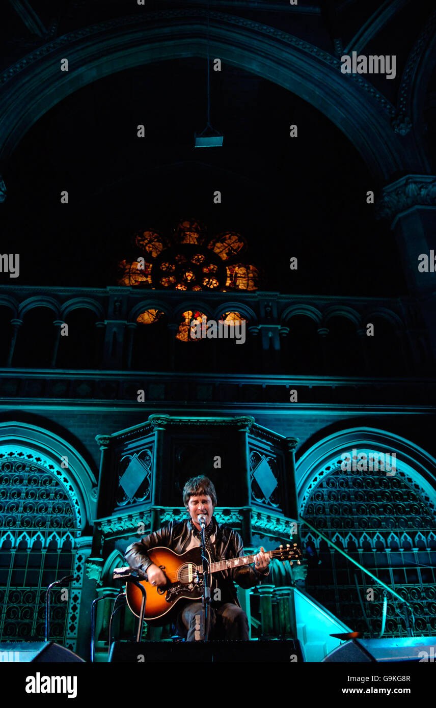 Noel Gallagher si esibisce in concerto nell'ambito delle sessioni MENCAP Little Noise, presso la Union Chapel di Islington, a nord di Londra. Foto Stock