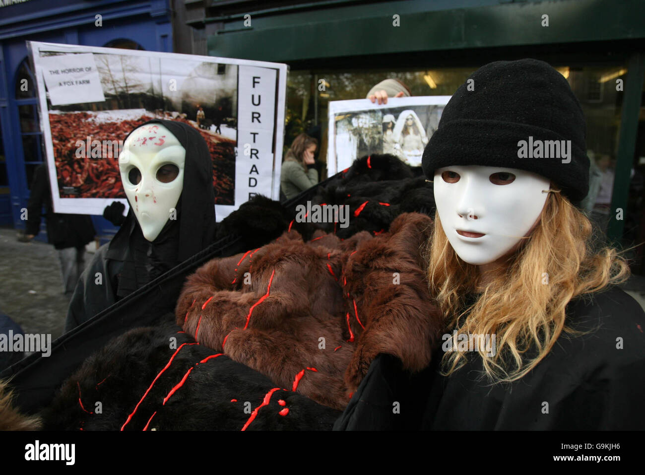 La coalizione per abolire i manifestanti di Fur Trade porta una bara aperta di pelli di pellicce sanguinose fuori Bernardo Furriers a Dublino. Foto Stock