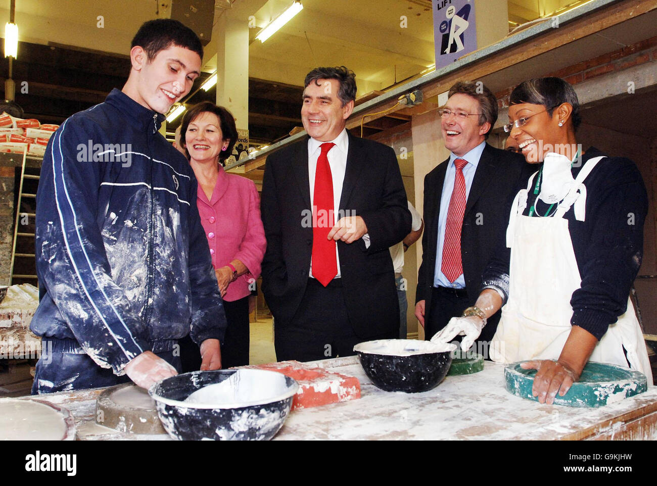 Il Cancelliere Gordon Brown visiti South London college Foto Stock