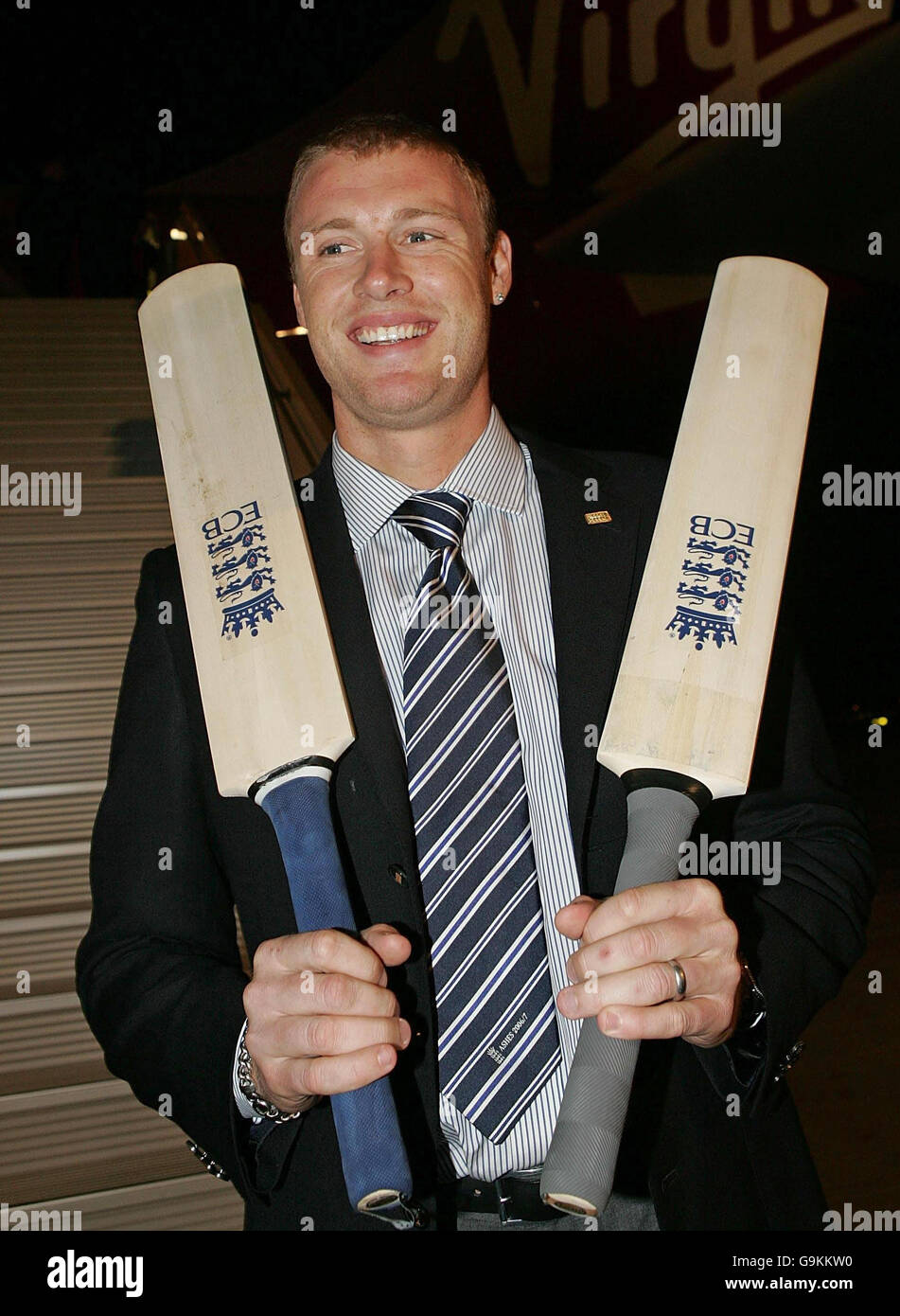 Il cricketer inglese Andrew Flintoff si pone per i media durante un'opportunità fotografica all'aeroporto di Heathrow. Foto Stock