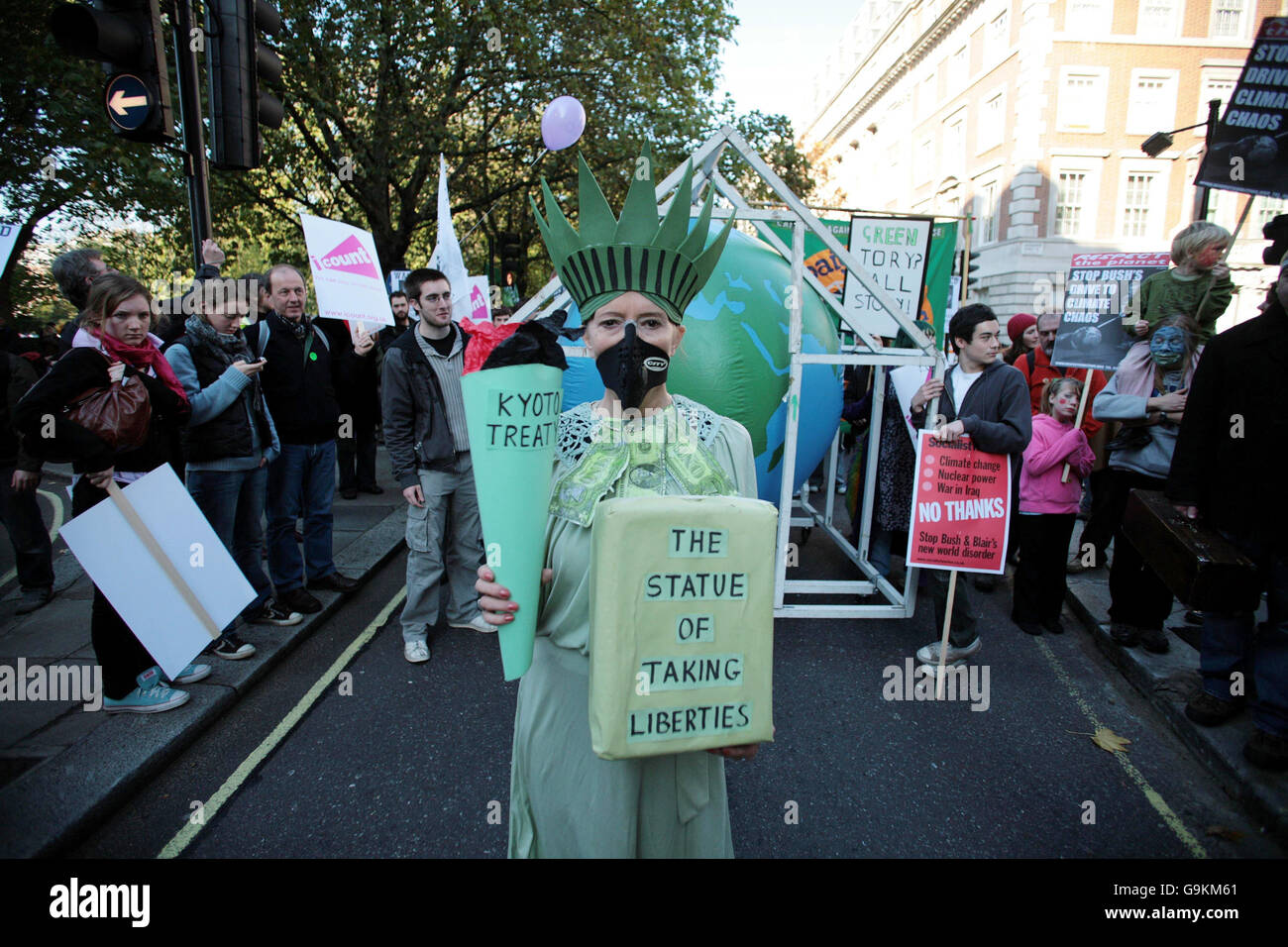 Manifestanti a Grosvenor Square, Londra, dove hanno partecipato alla marcia Climate Against Climate Change e al rally organizzato dalla coalizione Stop Climate Chaos. Foto Stock