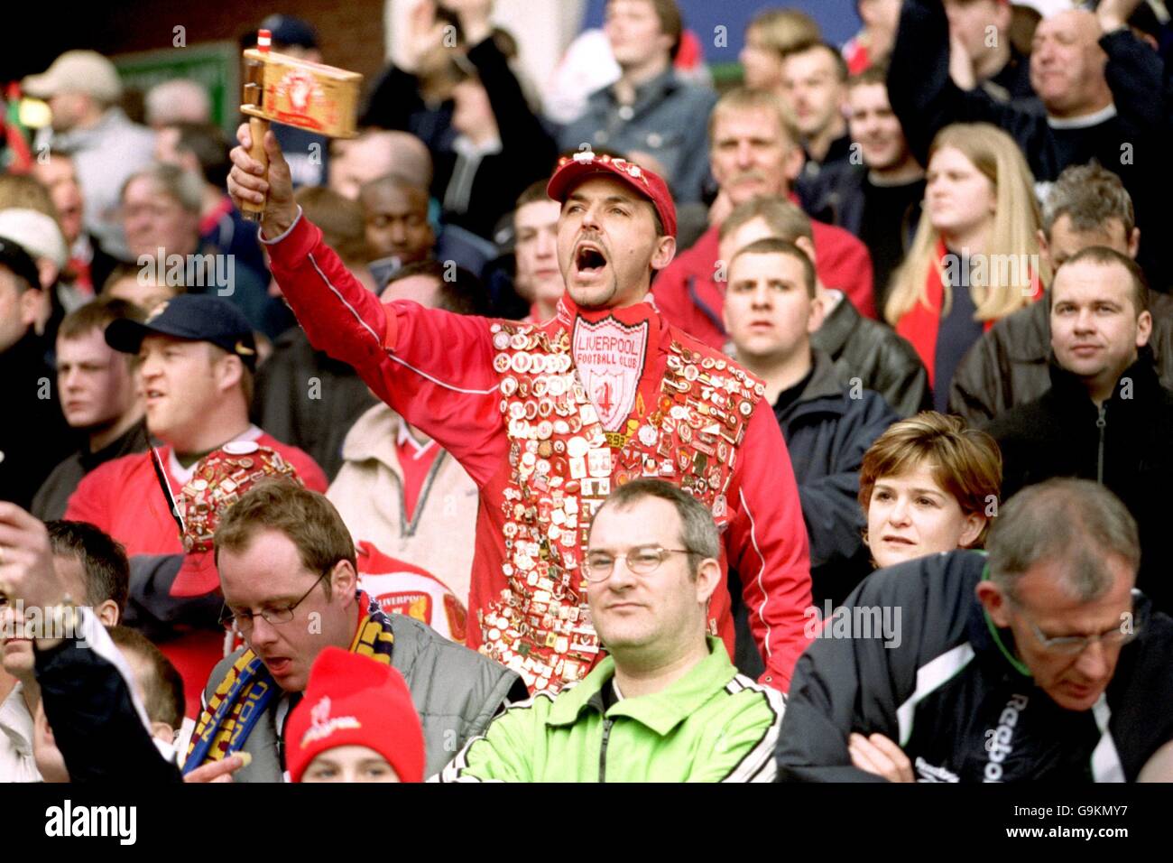 Calcio - AXA fa Cup - Semifinale - Liverpool / Wycombe Wanderers. Un fan di Liverpool con un incantesimo per i distintivi sbatte il suo sonaglino Foto Stock