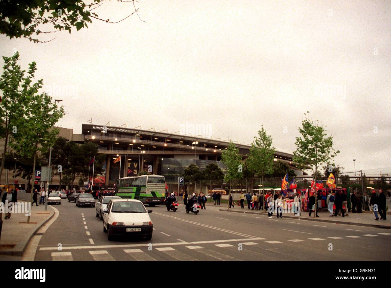 Calcio - Coppa UEFA - Semifinale - prima tappa - Barcellona / Liverpool. I tifosi si mimano sulla strada principale fuori dall'Estadio Camp Nou, casa di Barcellona Foto Stock