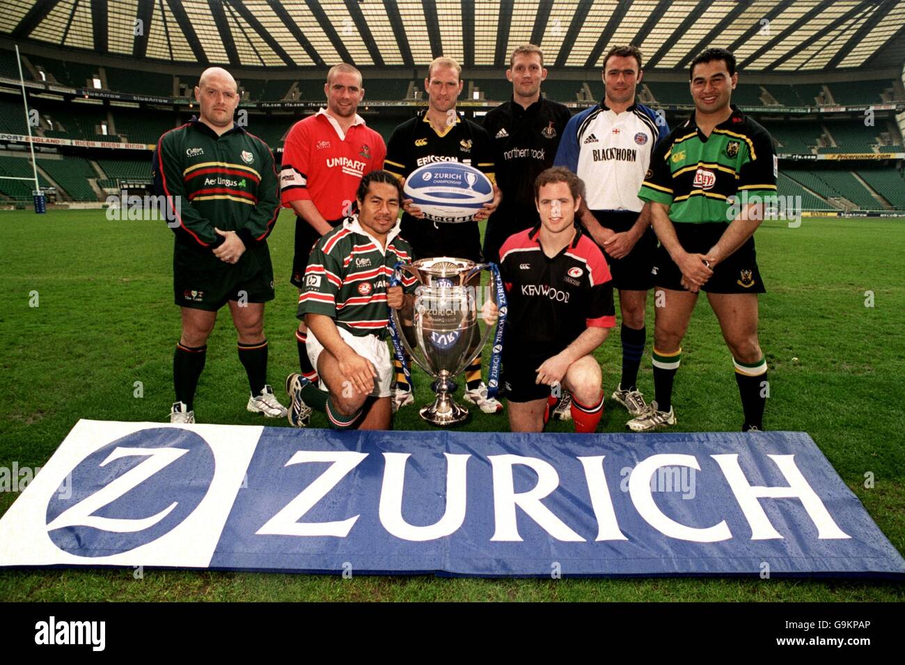 Rugby Union - Presentazione Zurigo - Twickenham. I rappresentanti delle restanti squadre del quarto-finale pongono dal trofeo di campionato Foto Stock