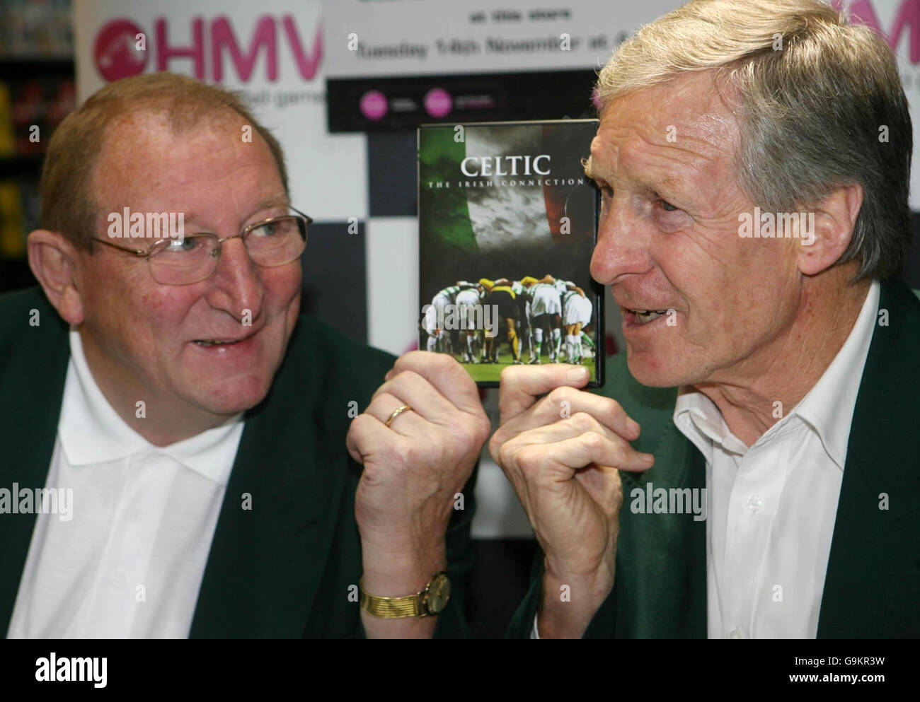 Tommy Gemmell (l) e Billy McNeill (r), membri della leggendaria squadra di Lisbona dei club calcistici celtici, lanciano il nuovo DVD Celtic, Irish Connection, all'HMV di Dublino. Foto Stock