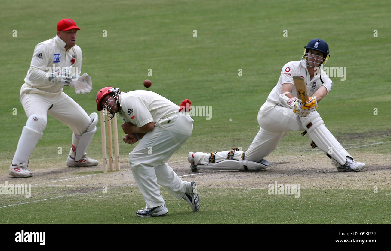 Mark Cosgrove anatre del Sud Australia, mentre James Anderson dell'Inghilterra colpisce durante la partita del tour Ash all'Adelaide Oval, Adelaide, Australia. Foto Stock