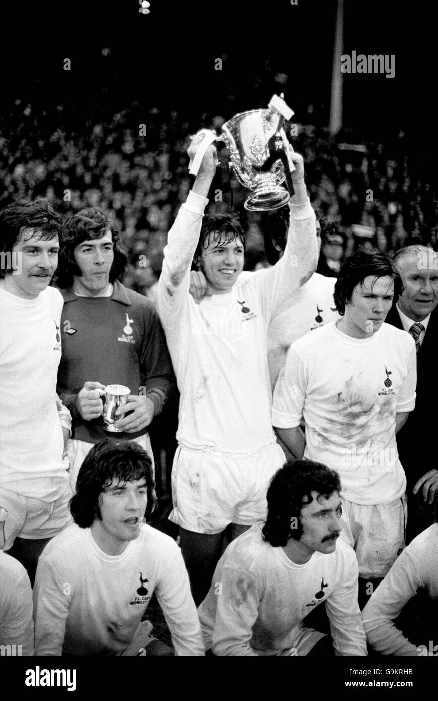 Il capitano Tottenham Hotspur Martin Peters solleva la League Cup, circondato da compagni di squadra (in senso orario dall'alto) Cyril Knowles, Pat Jennings, Steve Perryman, Jimmy Pearce e Joe Kinnear Foto Stock