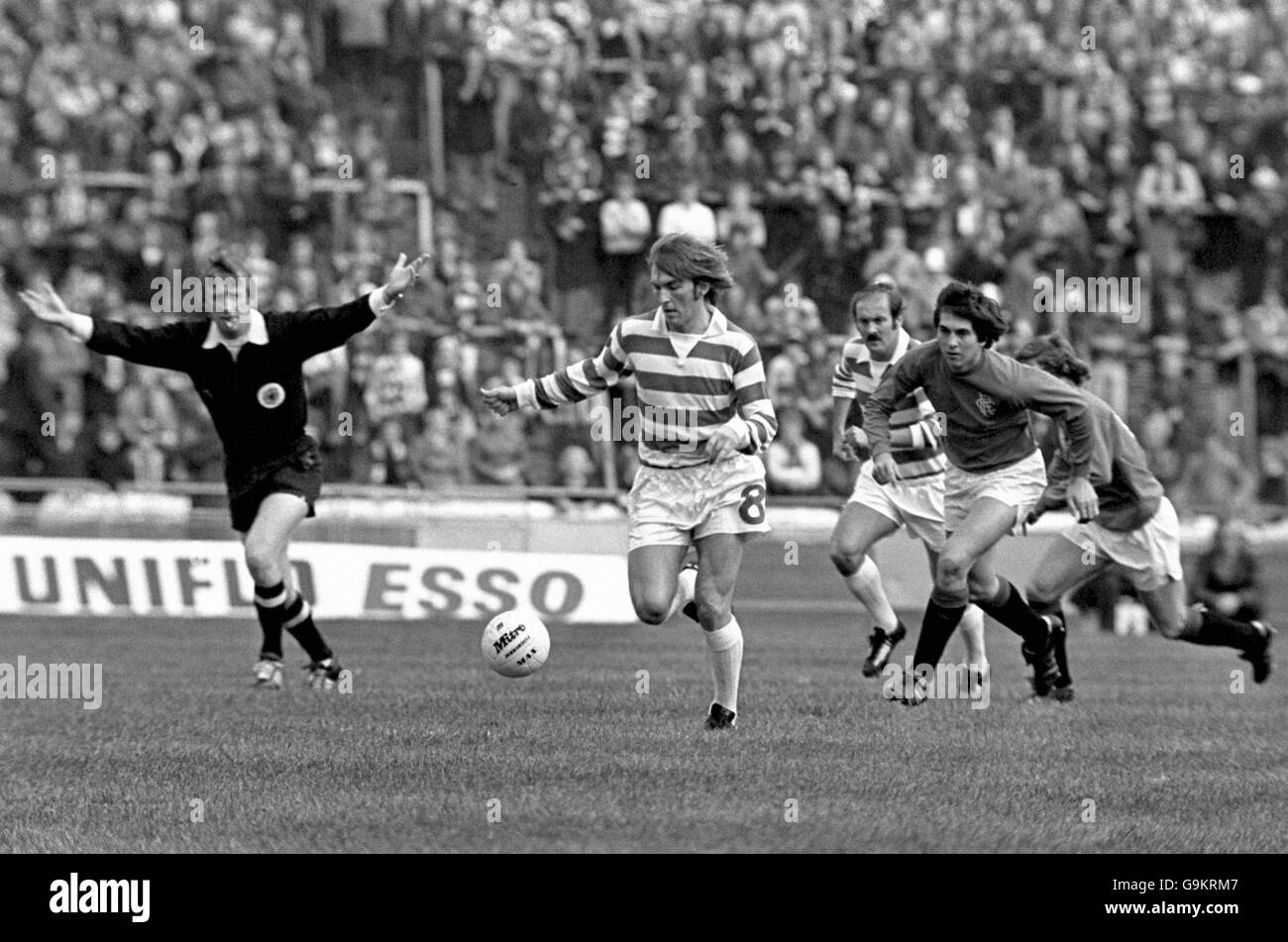 Scottish Soccer - Scottish League Cup - Final - Rangers contro Celtic. Kenny Dalglish di Celtic taglia la difesa dei Rangers Foto Stock