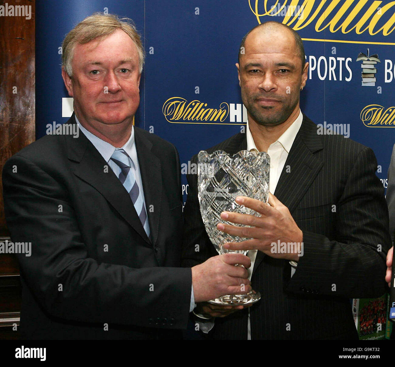 Il Ministro delle Arti, dello Sport e del Turismo John o'Donoghue presenta a Paul McGrath il premio per il Libro dell'anno sportivo irlandese di William Hill 2006, per la sua storia di vita Back from the Brink. Foto Stock