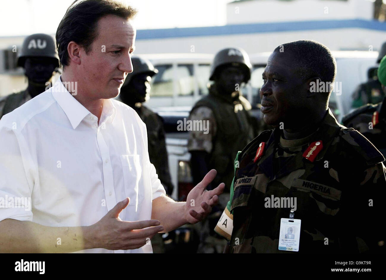 Il leader del Partito conservatore David Cameron con il comandante della forza dell'Unione Africana Luke Aprezi mentre incontra i soldati della Missione dell'Unione Africana in Sudan che ha incontrato a El Fasher come parte di un tour di due giorni nella nazione Africana. Foto Stock
