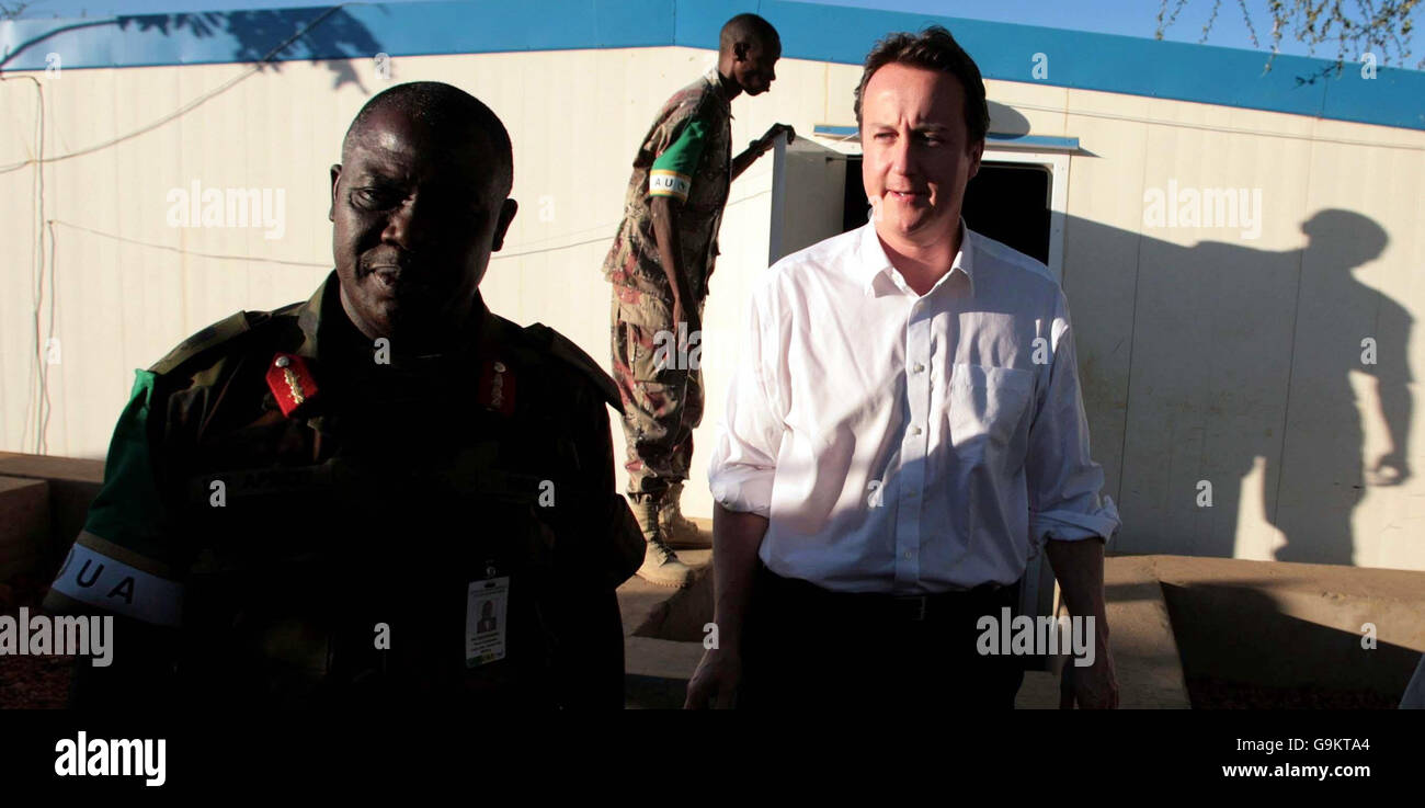 Il leader del Partito conservatore David Cameron con il comandante della forza dell'Unione Africana Luke Aprezi mentre incontra i soldati della Missione dell'Unione Africana in Sudan che ha incontrato a El Fasher come parte di un tour di due giorni nella nazione Africana. Foto Stock