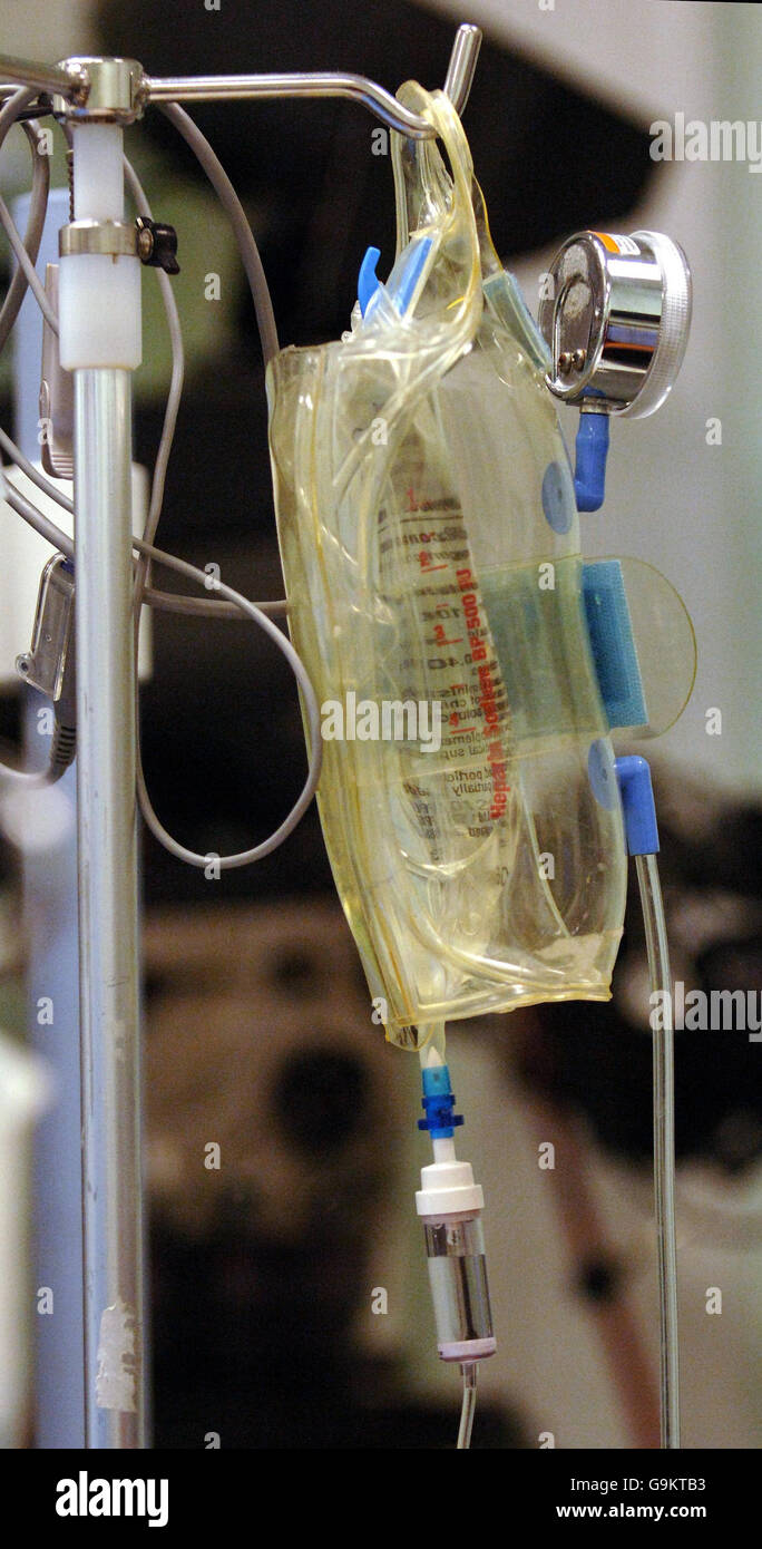 Immagine stock generica. Una linea di pressione chirurgica in uso durante l'angiogramma al London Chest Hospital, novembre 20 2006. London Chest Hospital. Foto Stock