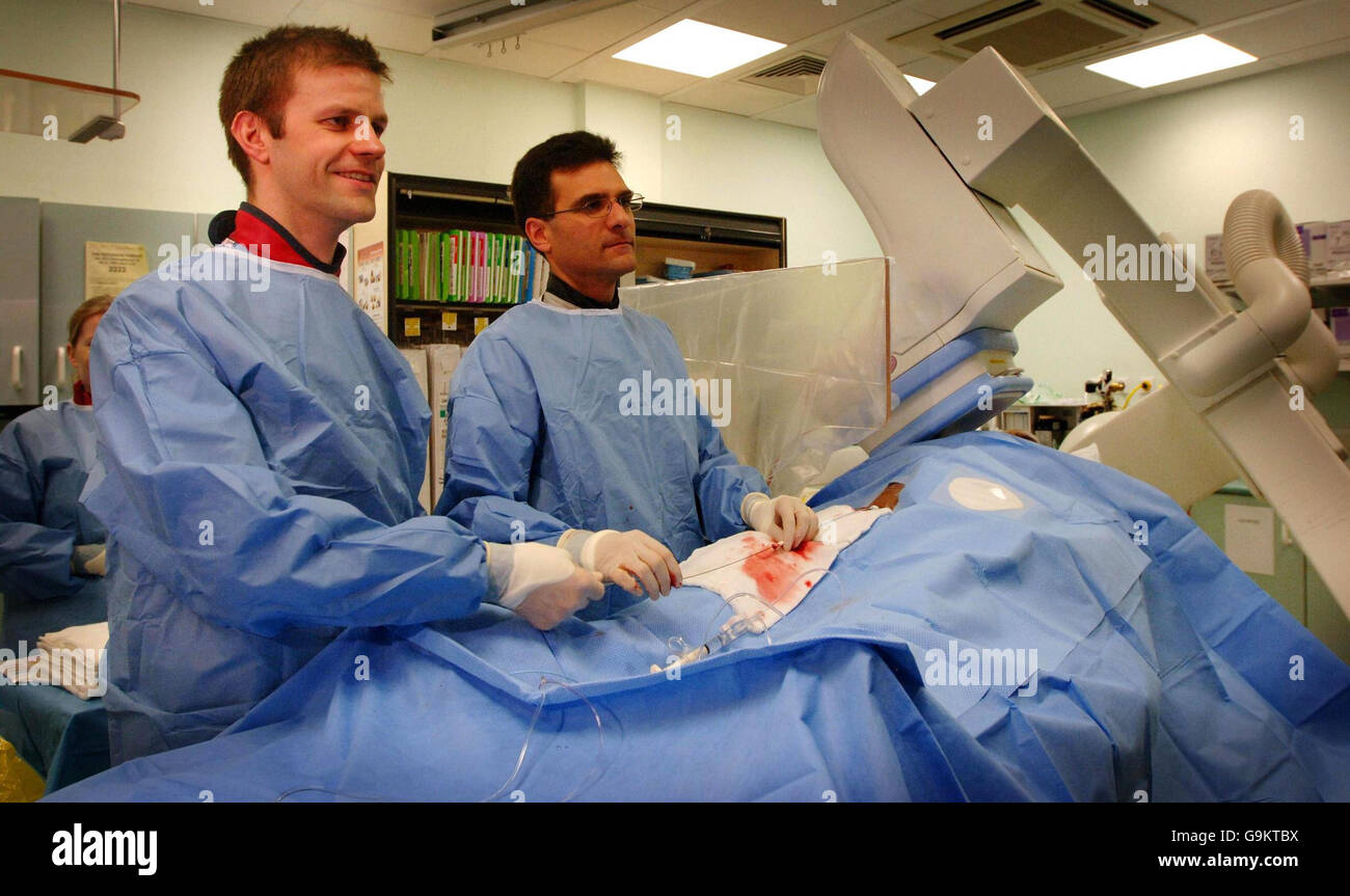 Immagine stock generica. Un Registrar, a sinistra, e un consulente cardiologo durante un angiogramma al London Chest Hospital, novembre 20 2006. London Chest Hospital. Foto Stock