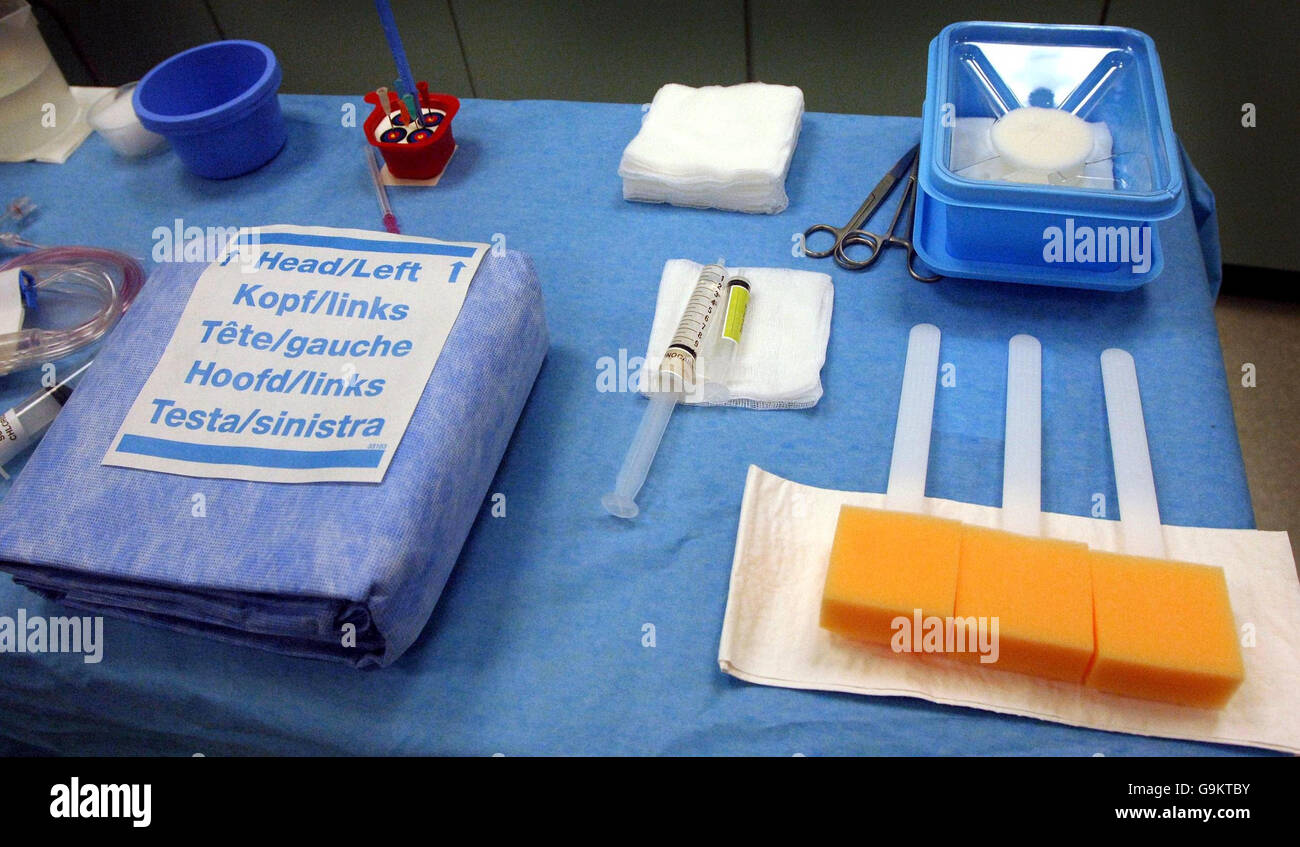 Immagine stock generica. Tavolo preparativo chirurgico con tamponi, una siringa e coperchi chirurgici ripiegati presso il London Chest Hospital, novembre 20 2006. London Chest Hospital. Foto Stock