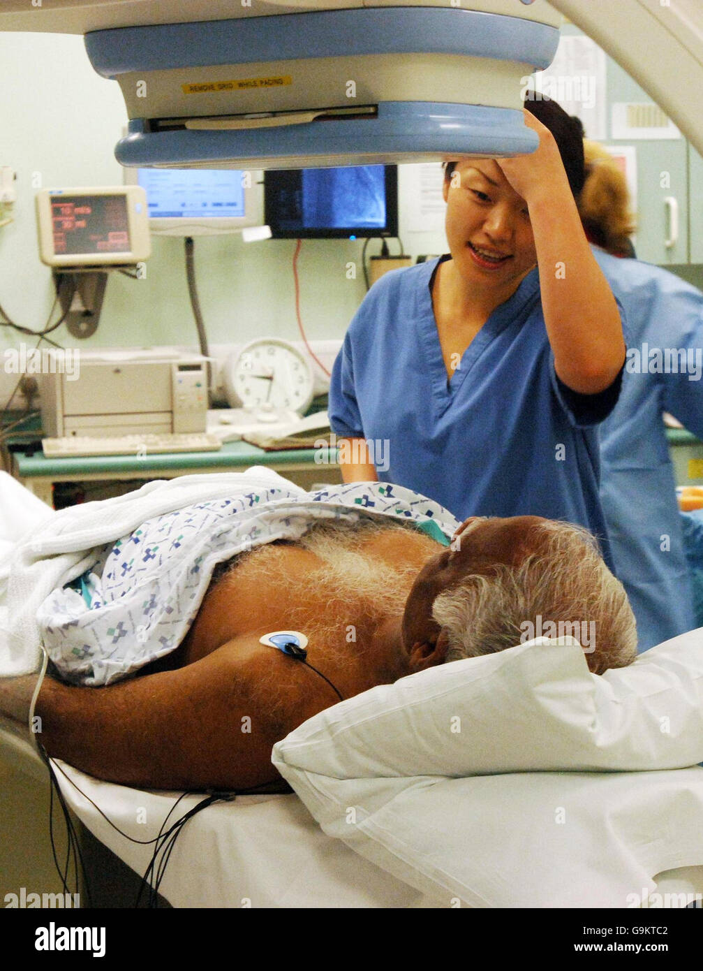 Immagine stock generica. Il personale chirurgico chiacchiera con un paziente prima di una procedura di angiogramma al London Chest Hospital, novembre 20 2006. London Chest Hospital. Foto Stock