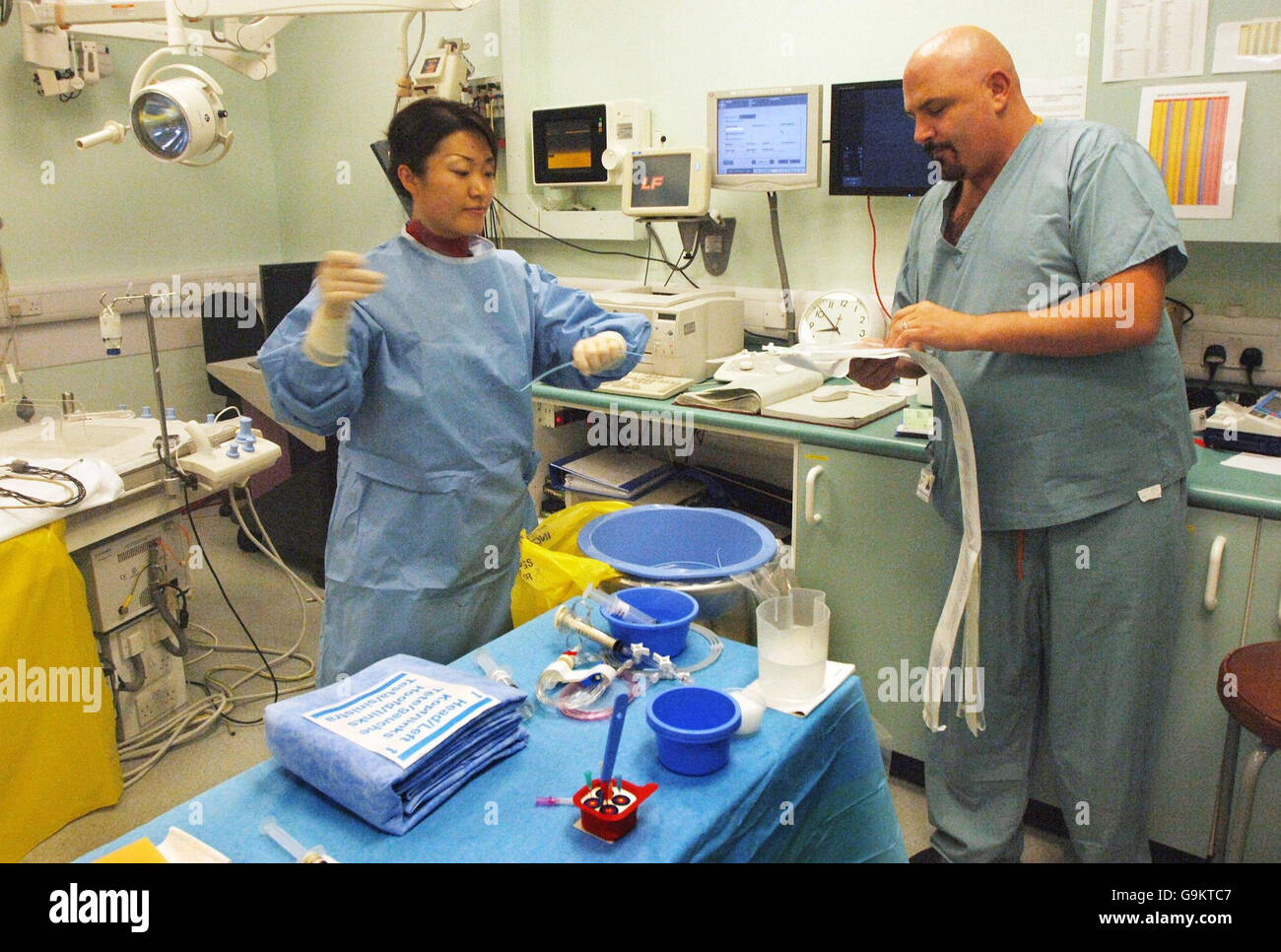 Immagine stock generica. Il personale chirurgico prepara la sala operatoria per un angiogramma al London Chest Hospital, novembre 20 2006. London Chest Hospital. Foto Stock