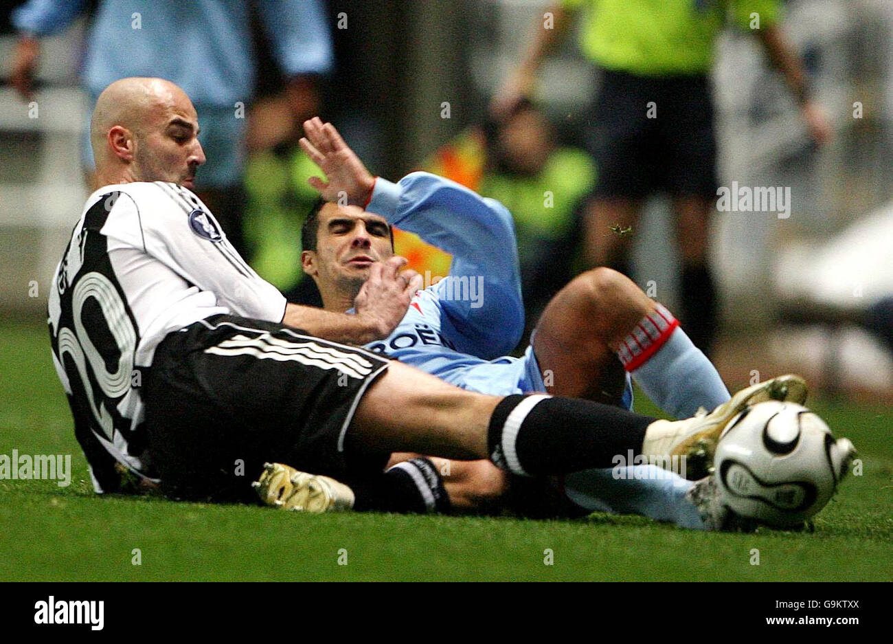 Antoine Sibierski del Newcastle United in azione contro l'Angelo Lopez di Celta Vigo (a destra) durante la partita della Coppa UEFA del gruppo H a St James Park, Newcastle. Foto Stock