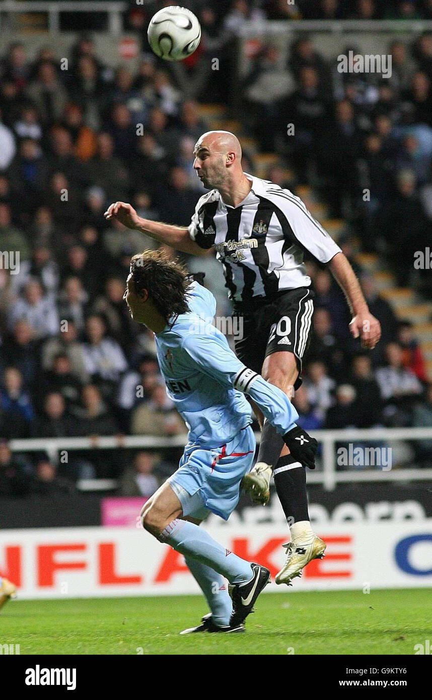 Antoine Sibierski del Newcastle United batte con Pablo Contreras di Celta Vigo (in basso) durante la partita del gruppo H della Coppa UEFA a St James Park, Newcastle. Foto Stock