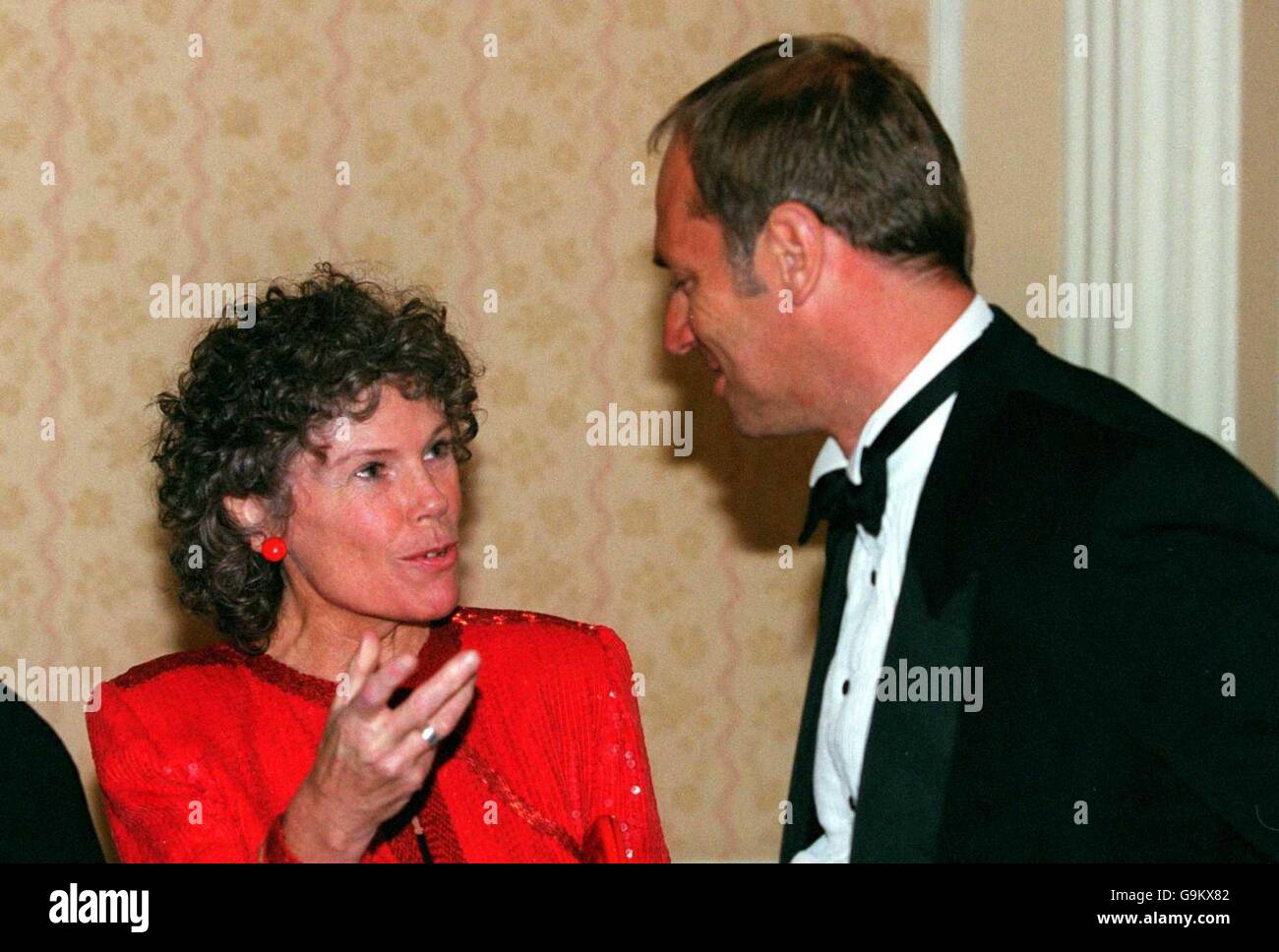 Ministro dello sport, Kate Hoey (l) in conversazione con Sir Steven Redgrave CBE, ospite d'onore (r) Foto Stock