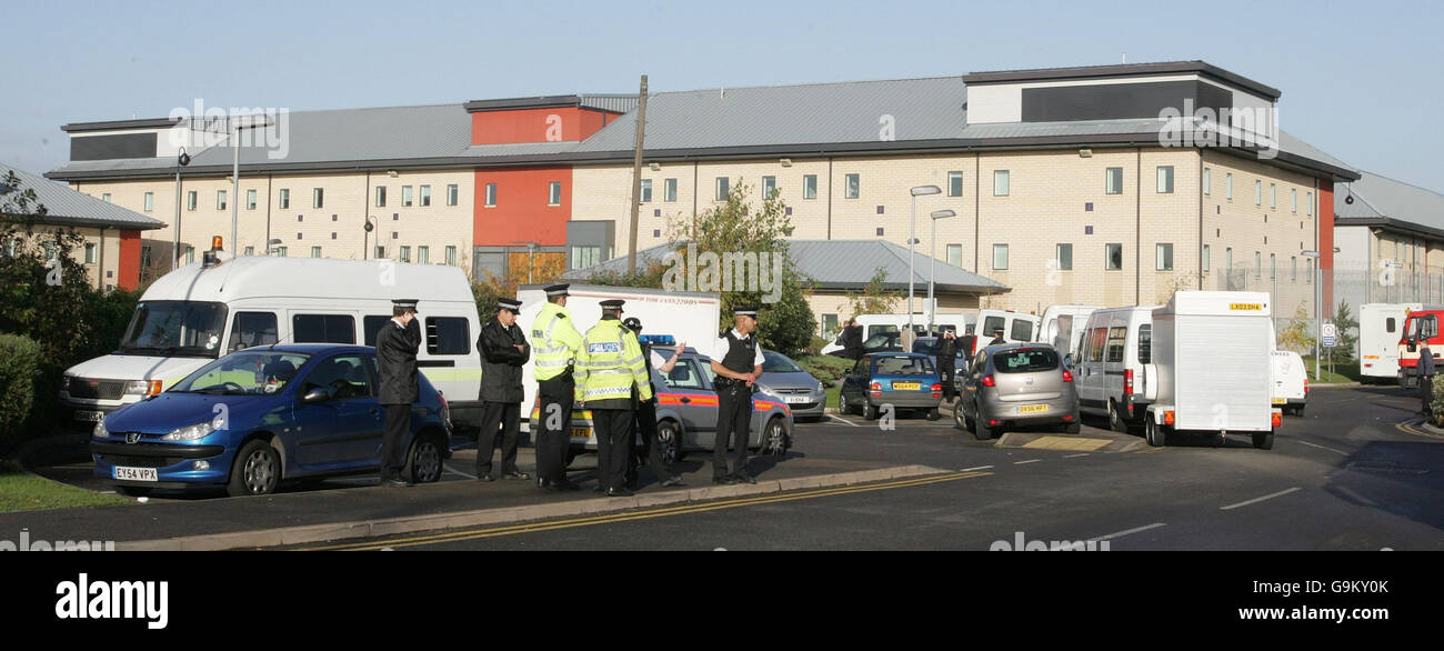 La polizia al di fuori del centro di detenzione per immigrazione Harmondsworth vicino a Heathrow oggi, a seguito di diversi incendi che sono stati accesi all'interno, causando disagi in tutte e quattro le ali. Foto Stock