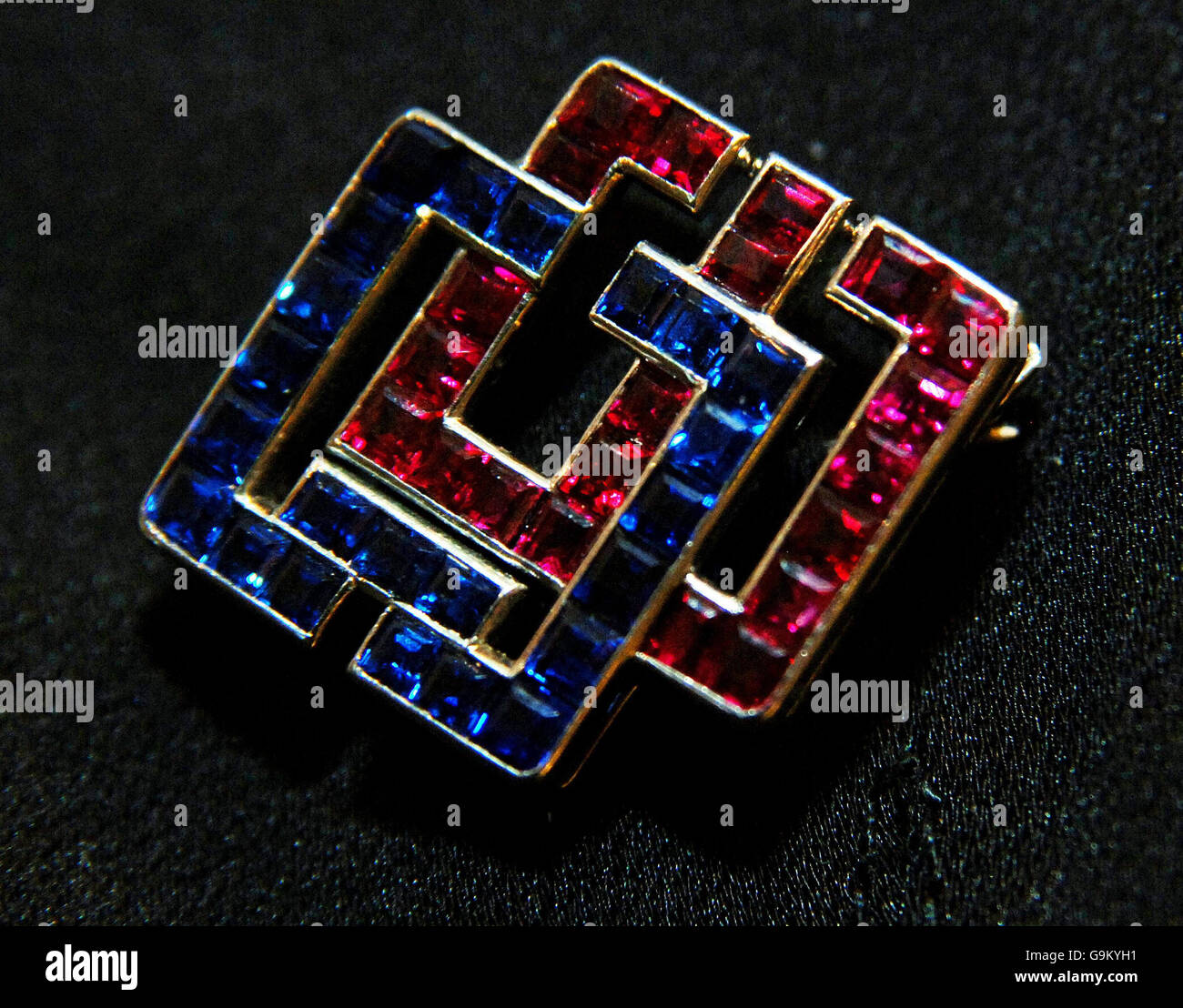 A Cartier Ruby e zaffiro spilla, circa 1937, con le iniziali W ed e intrecciati date a Wallis Simpson dal Principe di Galles (più tardi Edoardo VIII) a Bonhams oggi prima della sua vendita di gioielli fine il 7 dicembre. Foto Stock